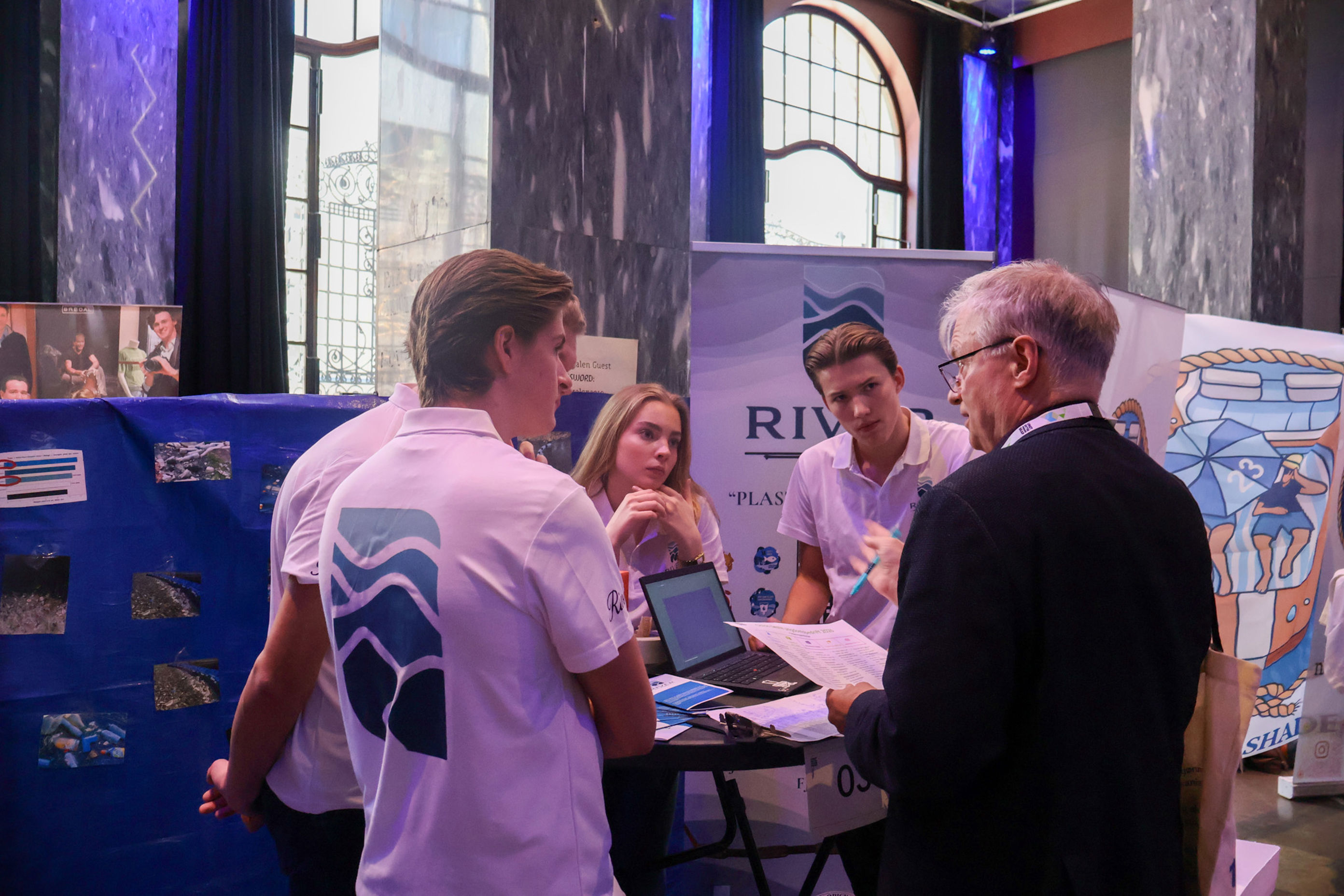 En gruppe mennesker som ser på en bærbar PC En gruppe mennesker som ser på en bærbar PC