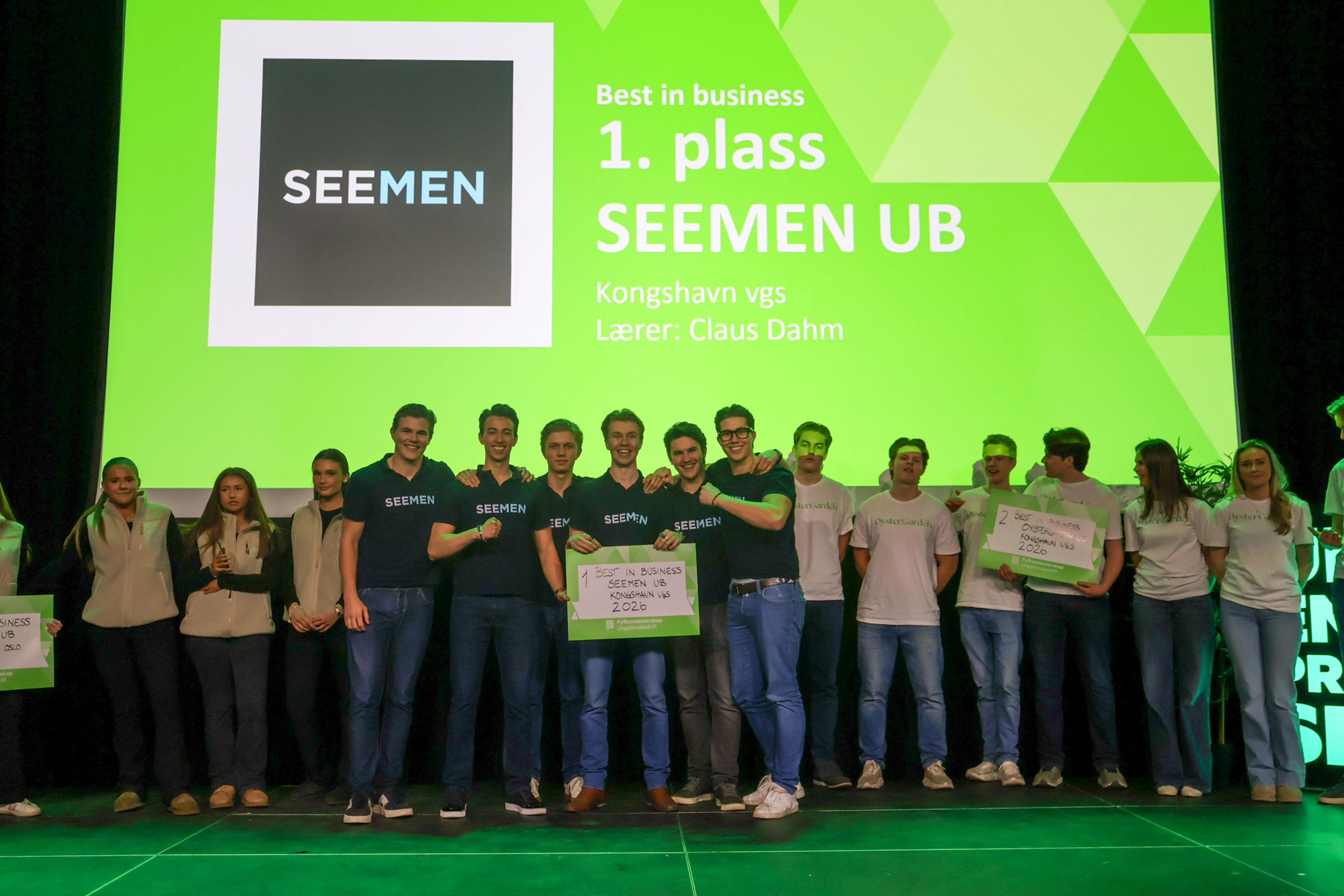 en gruppe mennesker med sertifikater en gruppe mennesker med sertifikater