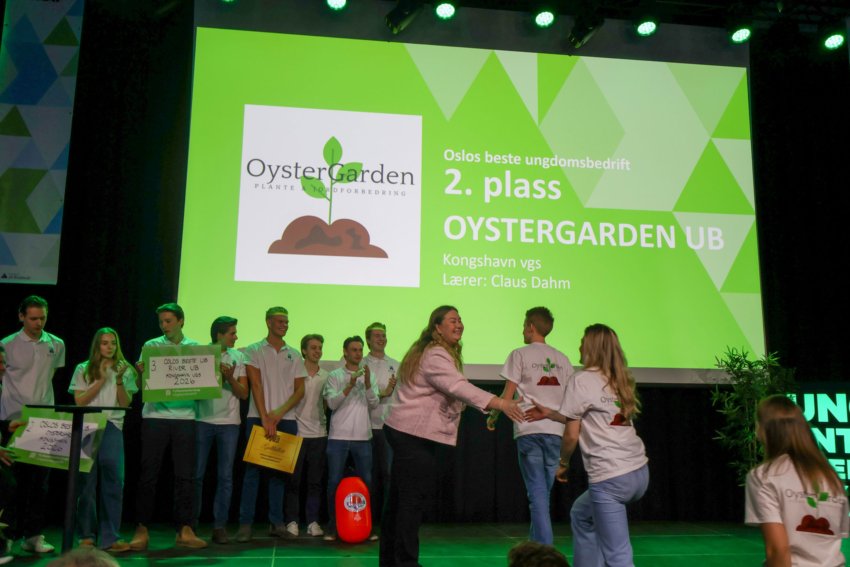 en gruppe mennesker som holder skilt en gruppe mennesker som holder skilt