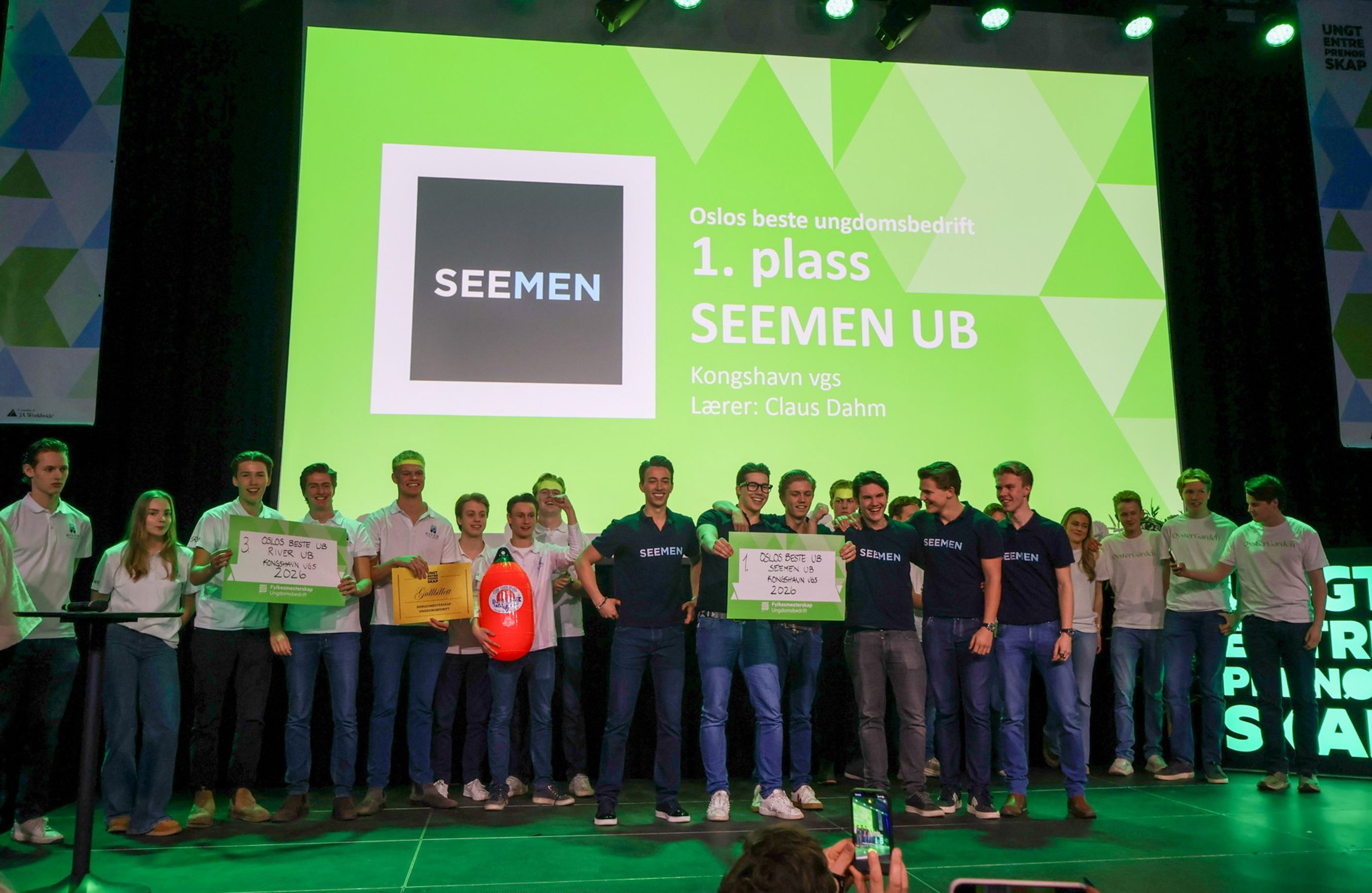 en gruppe mennesker som holder skilt en gruppe mennesker som holder skilt