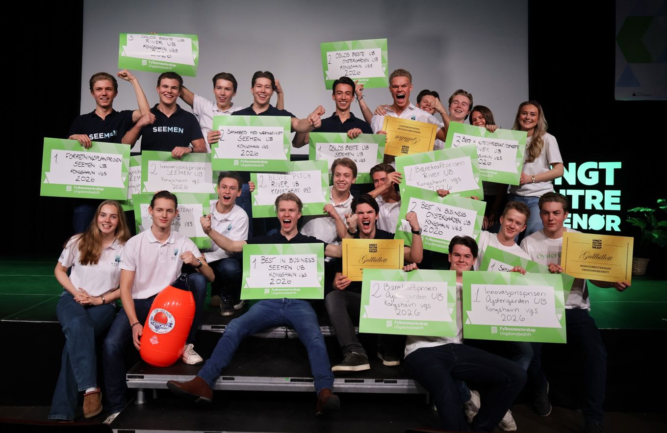 en gruppe mennesker som holder skilt en gruppe mennesker som holder skilt