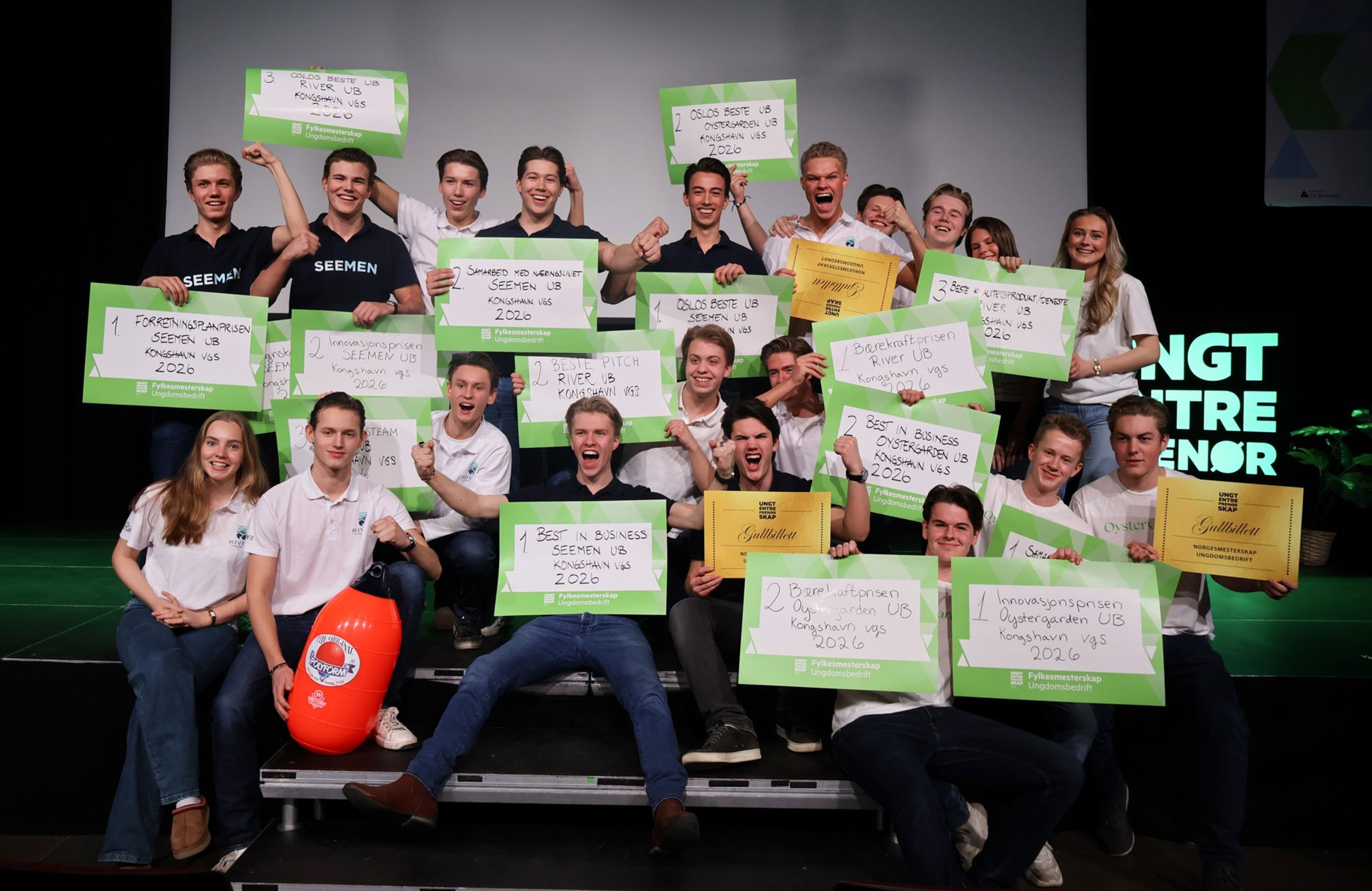 en gruppe mennesker som holder skilt en gruppe mennesker som holder skilt