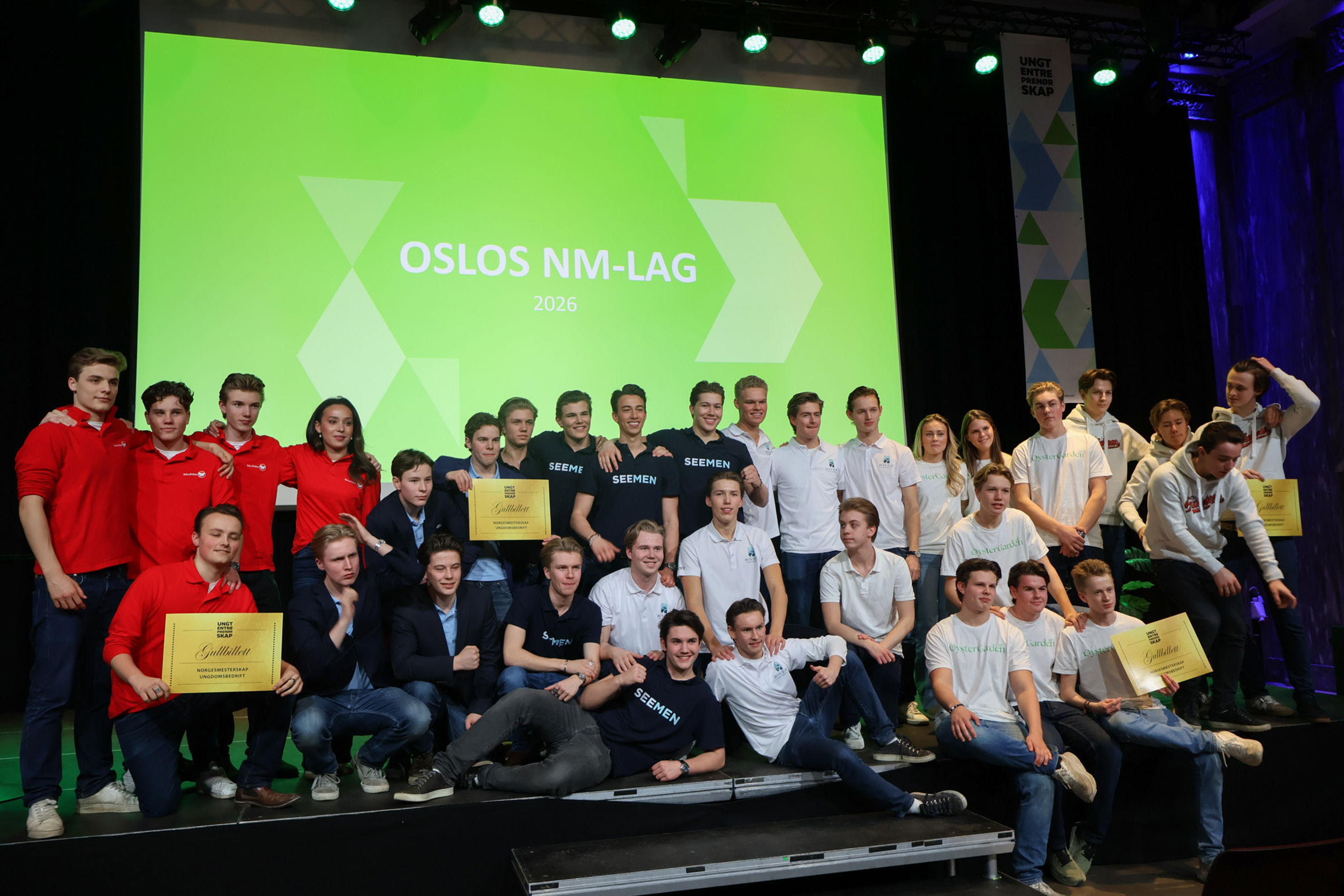 en gruppe mennesker som poserer for et bilde en gruppe mennesker som poserer for et bilde