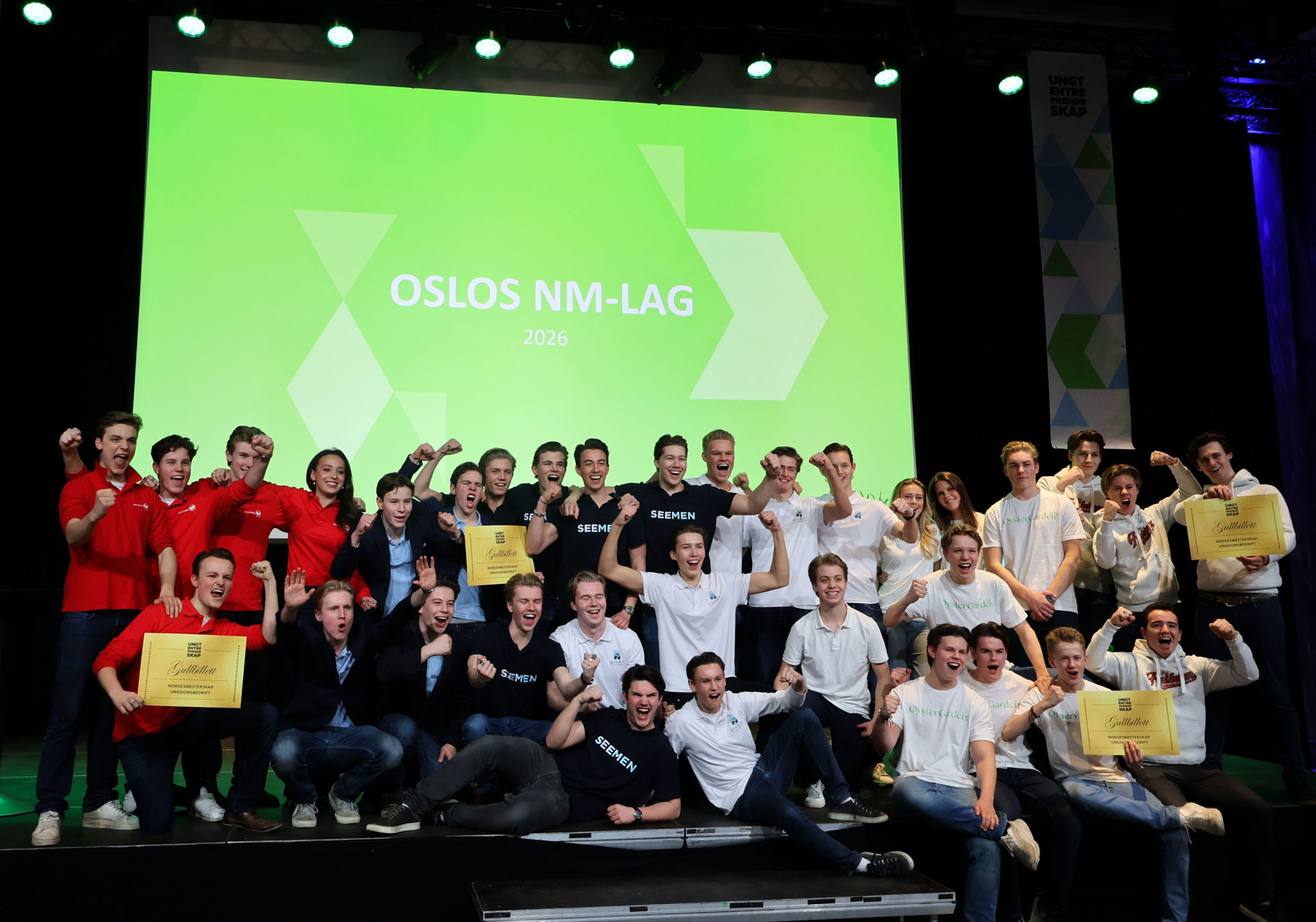 en gruppe mennesker som poserer for et bilde en gruppe mennesker som poserer for et bilde