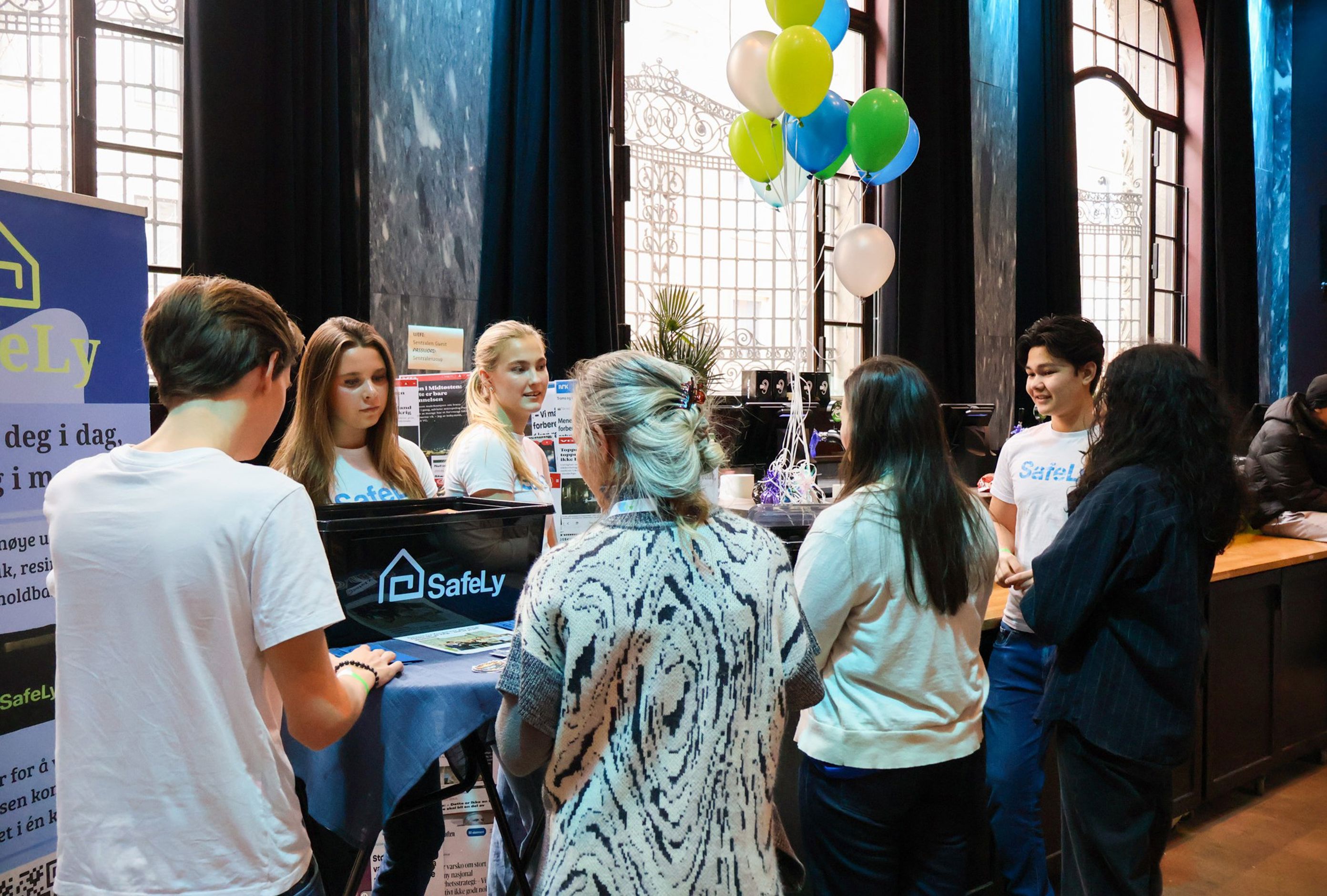 En gruppe mennesker på en konferanse