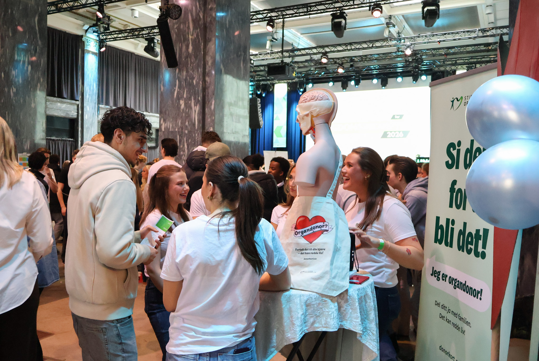en gruppe mennesker på et arrangement