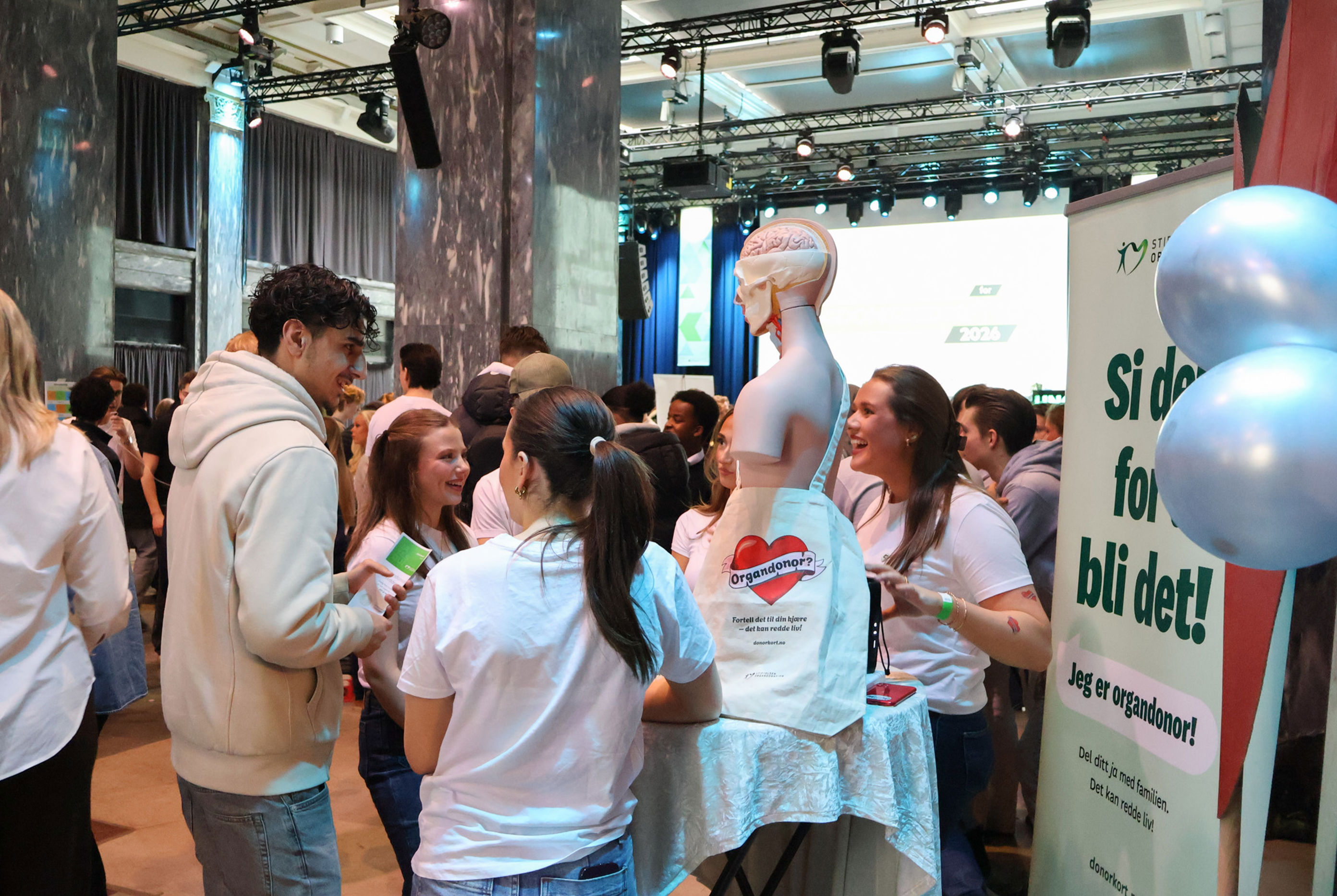 en gruppe mennesker på et arrangement