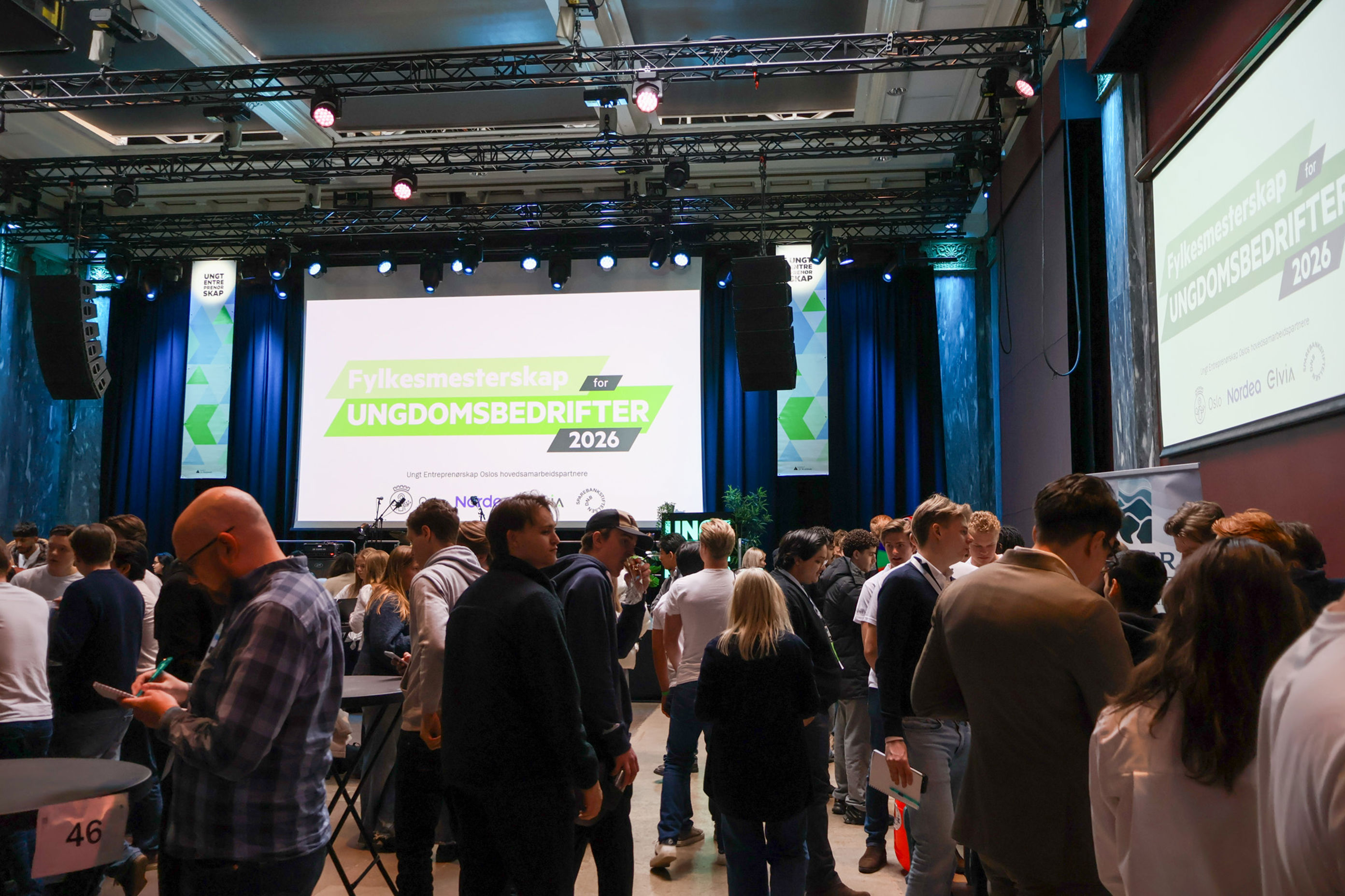 en gruppe mennesker i et rom