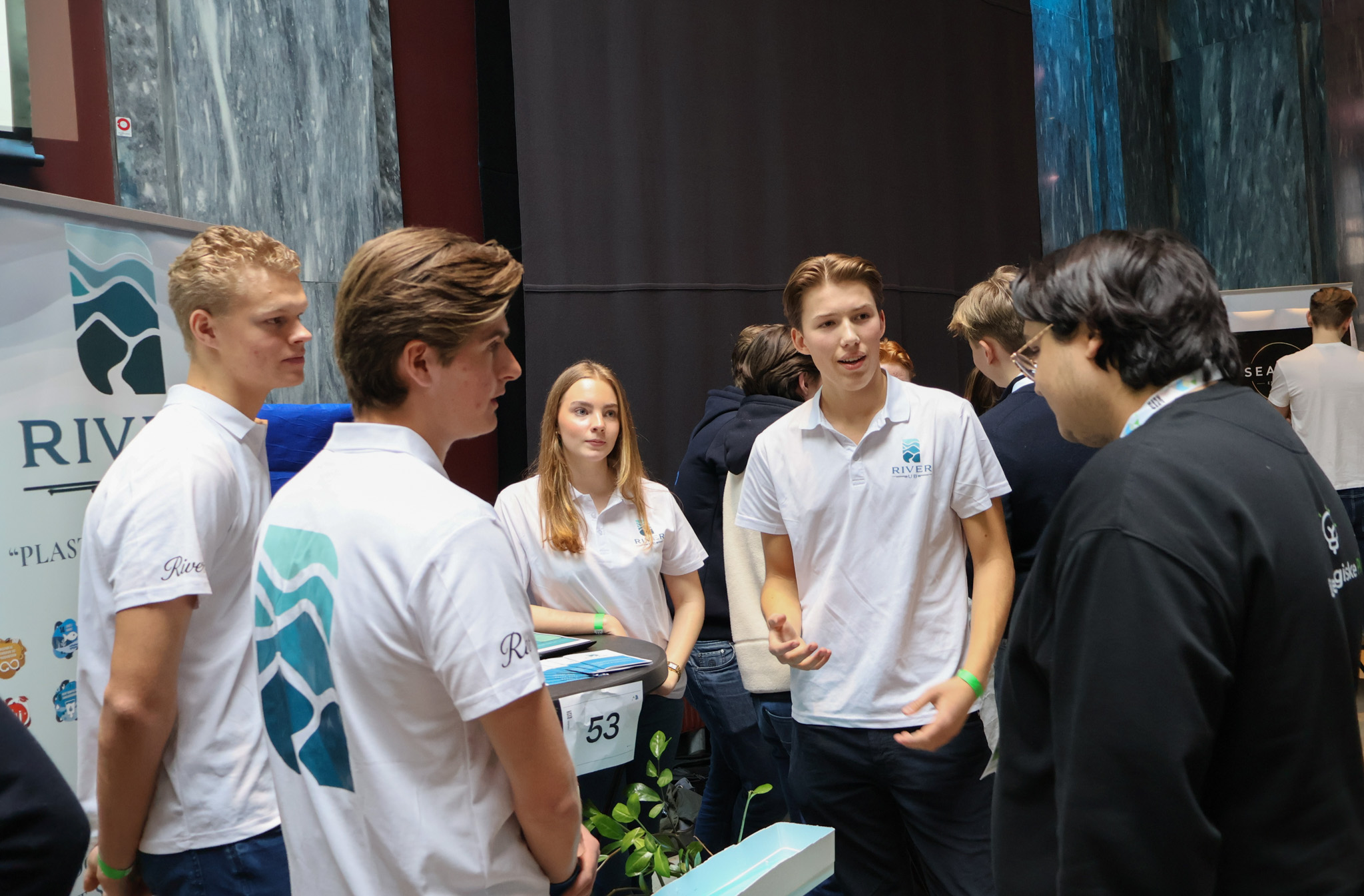 en gruppe mennesker som står sammen