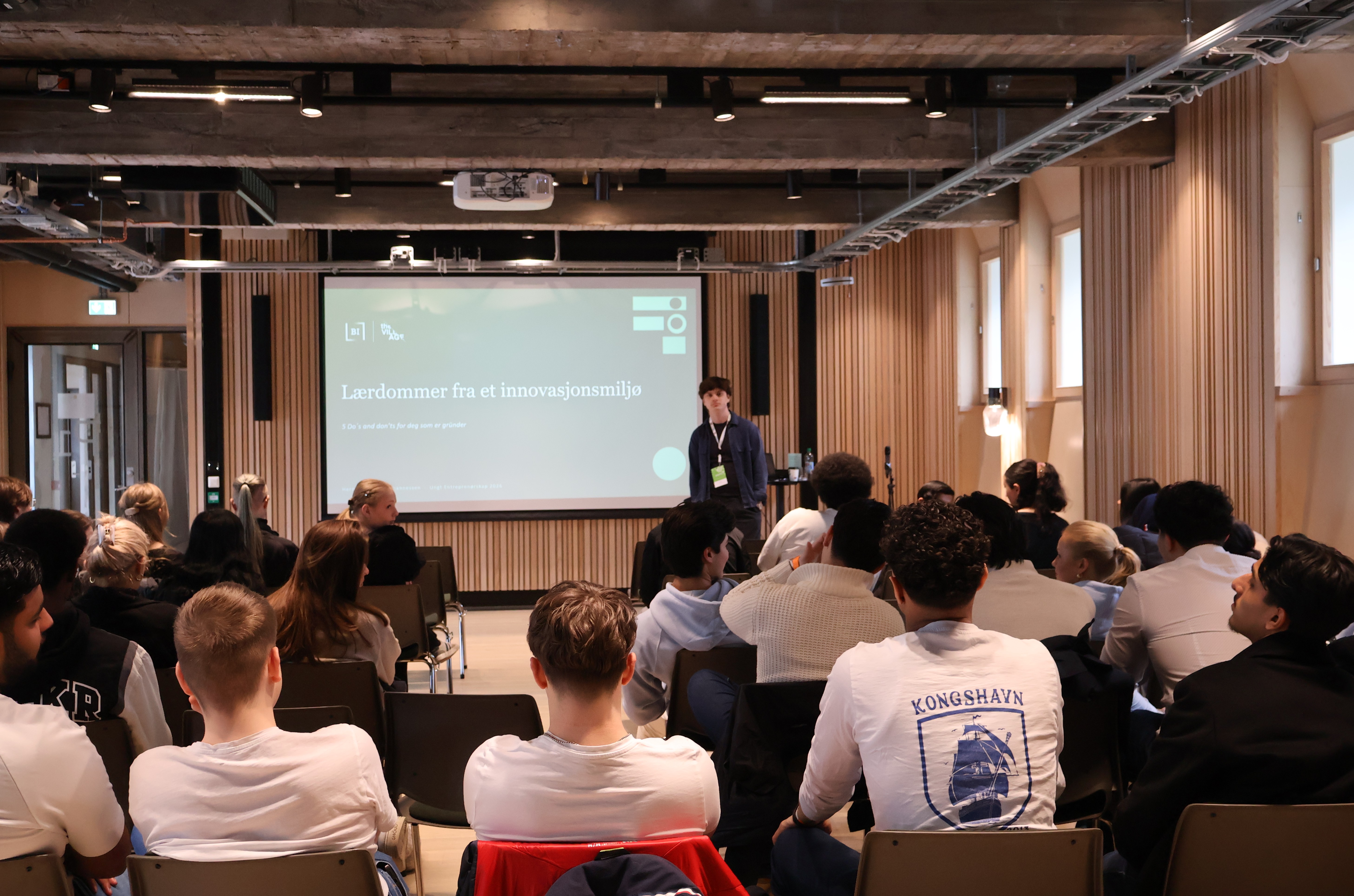 en person som holder en presentasjon for en gruppe mennesker