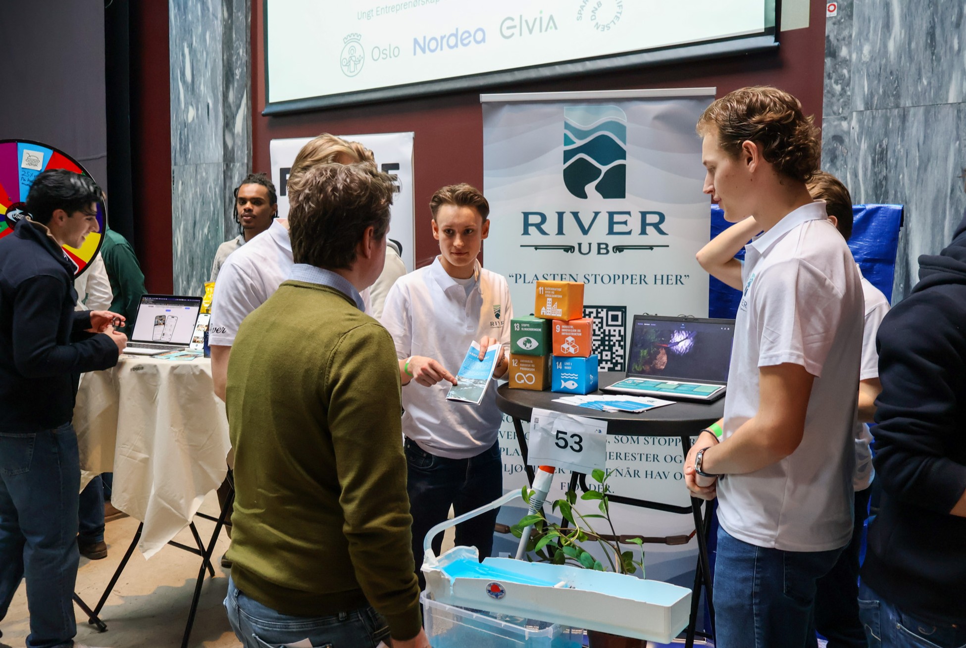 En gruppe mennesker på en konferanse