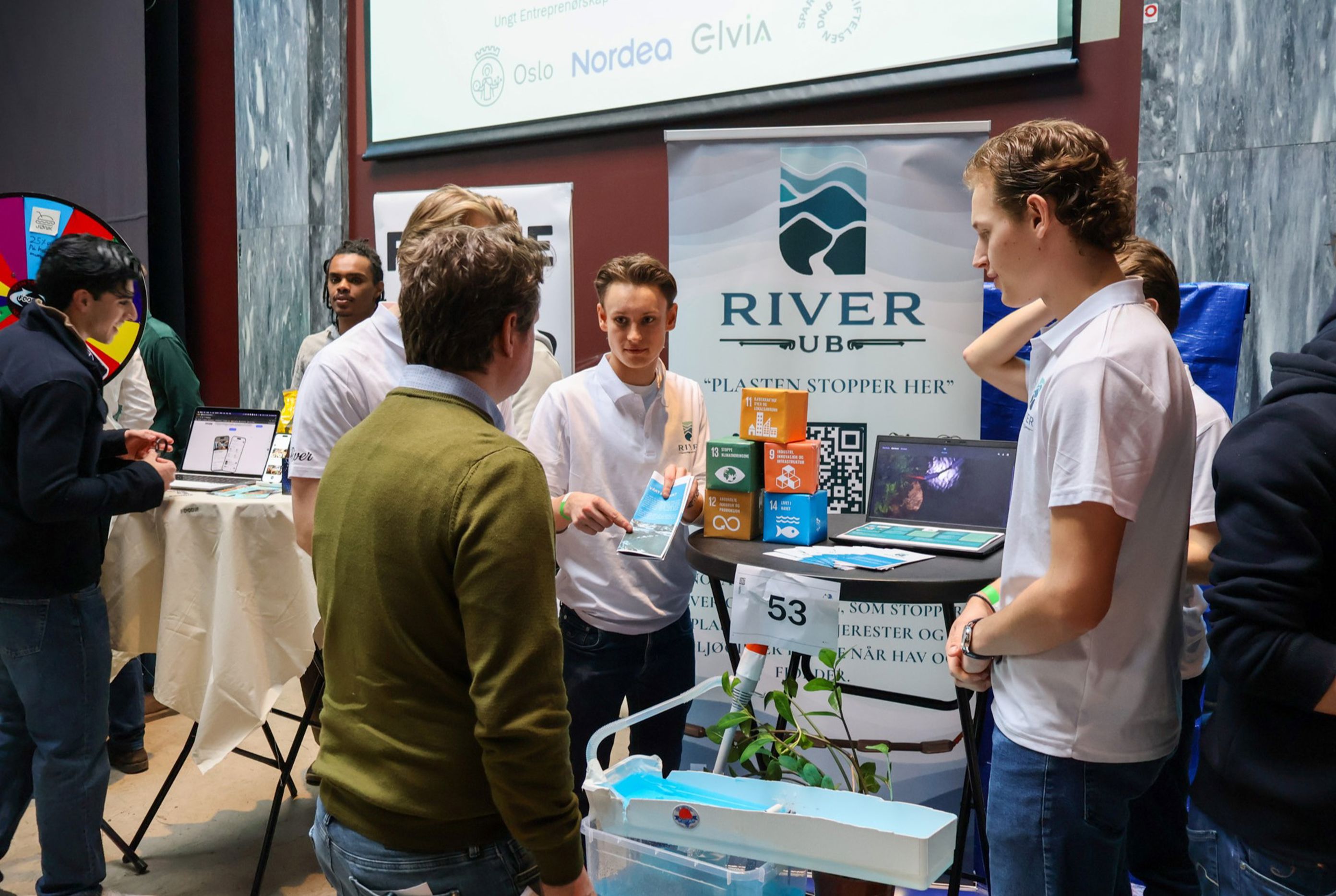 En gruppe mennesker på en konferanse