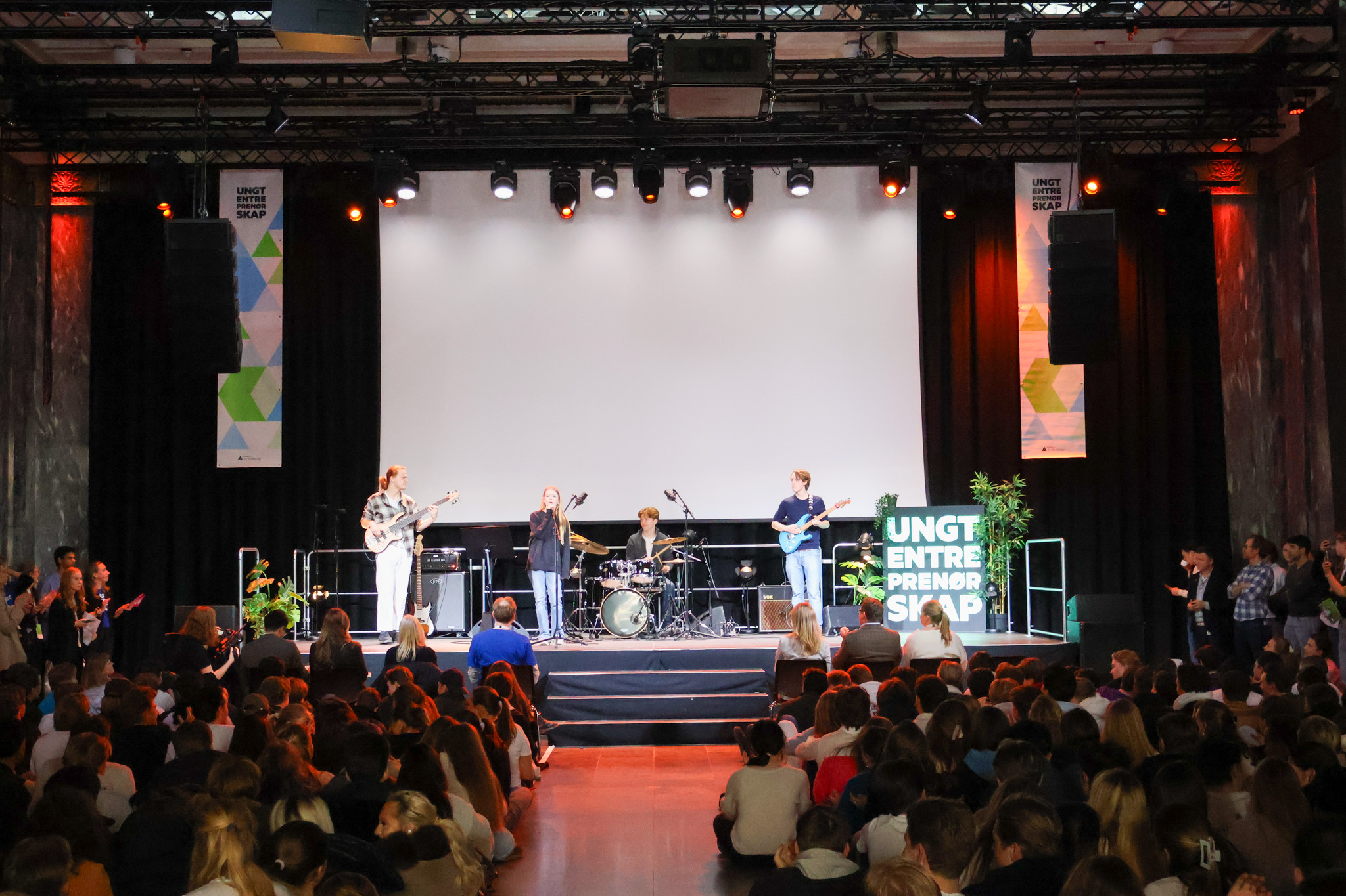 en gruppe mennesker på en scene