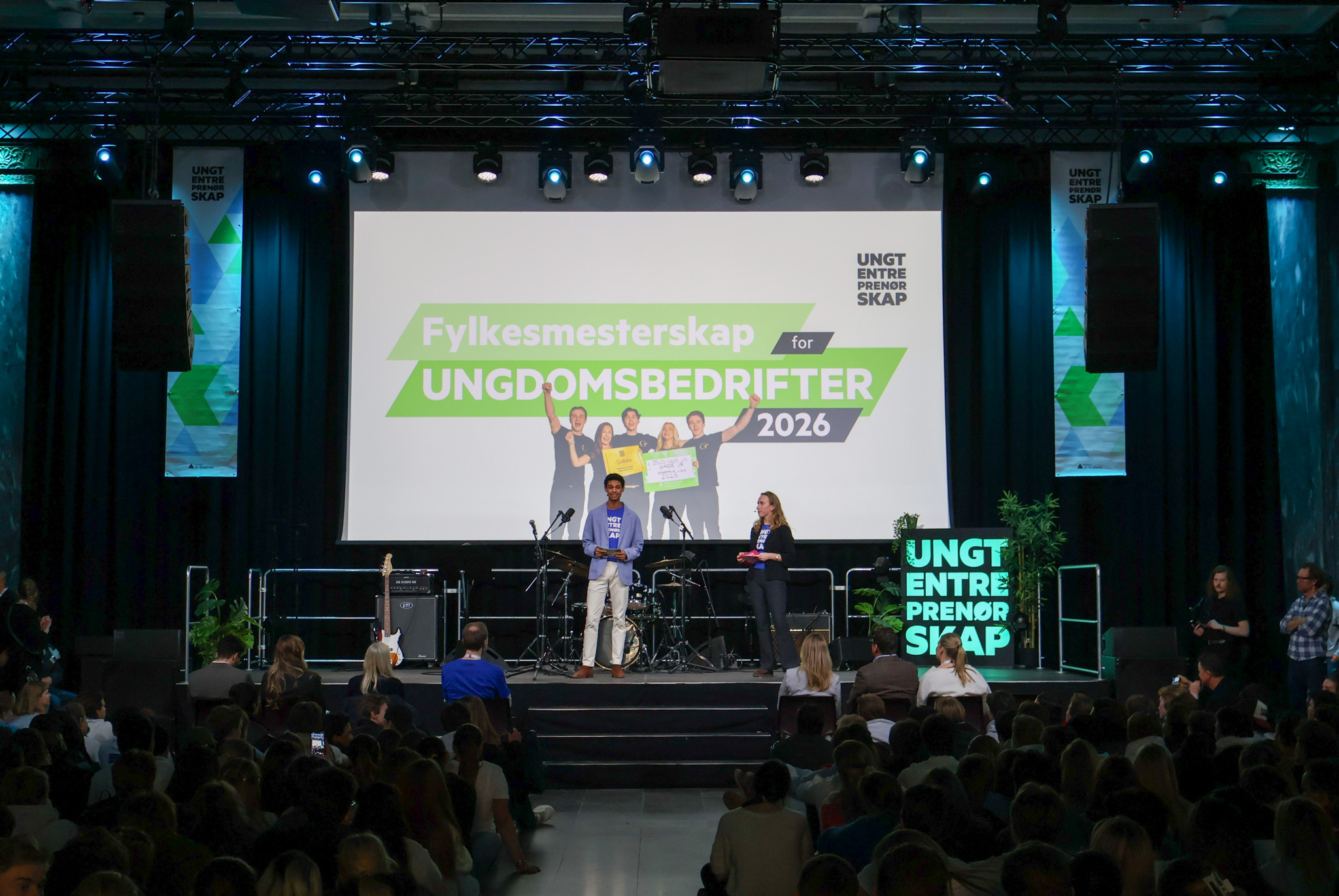 en gruppe mennesker på en scene