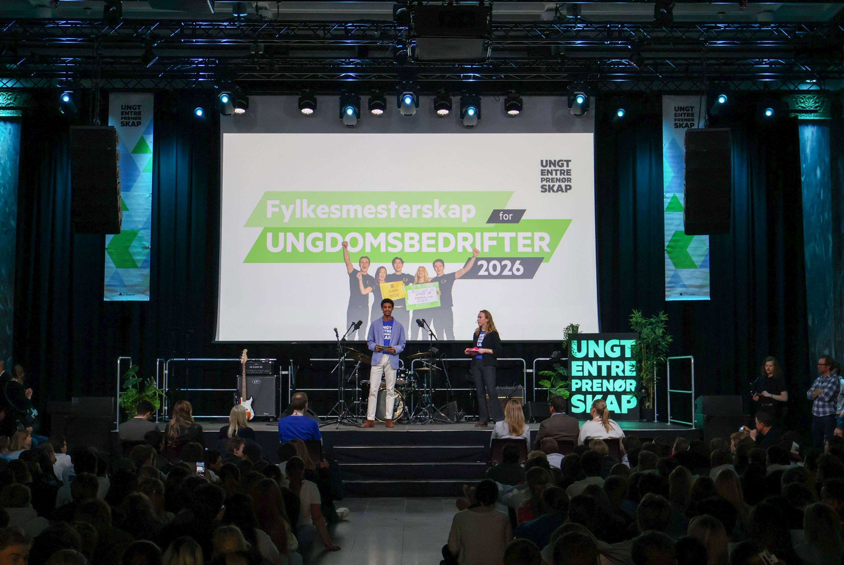 en gruppe mennesker på en scene