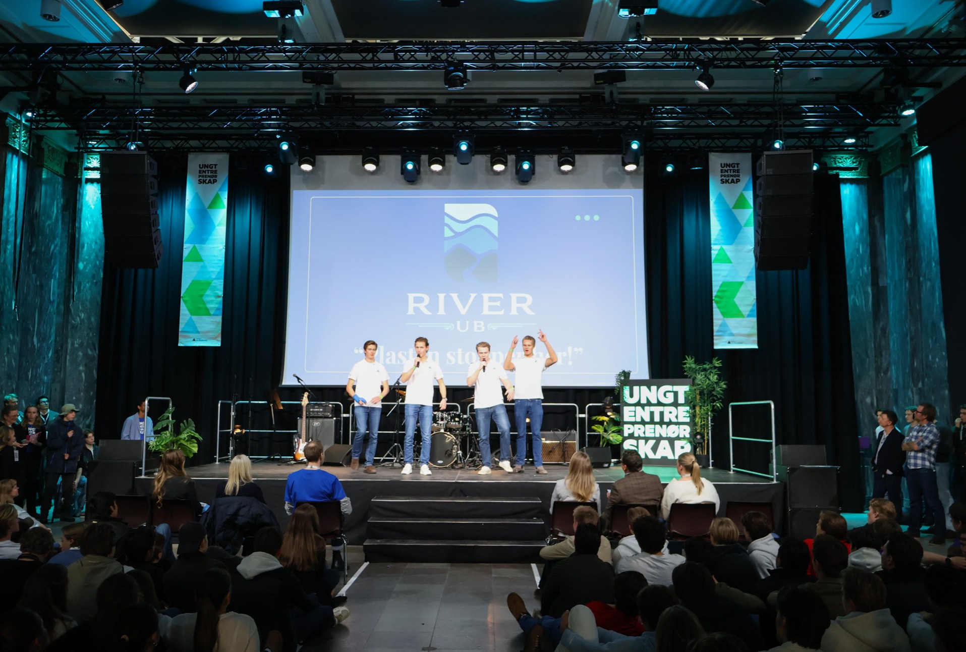 en gruppe mennesker på en scene