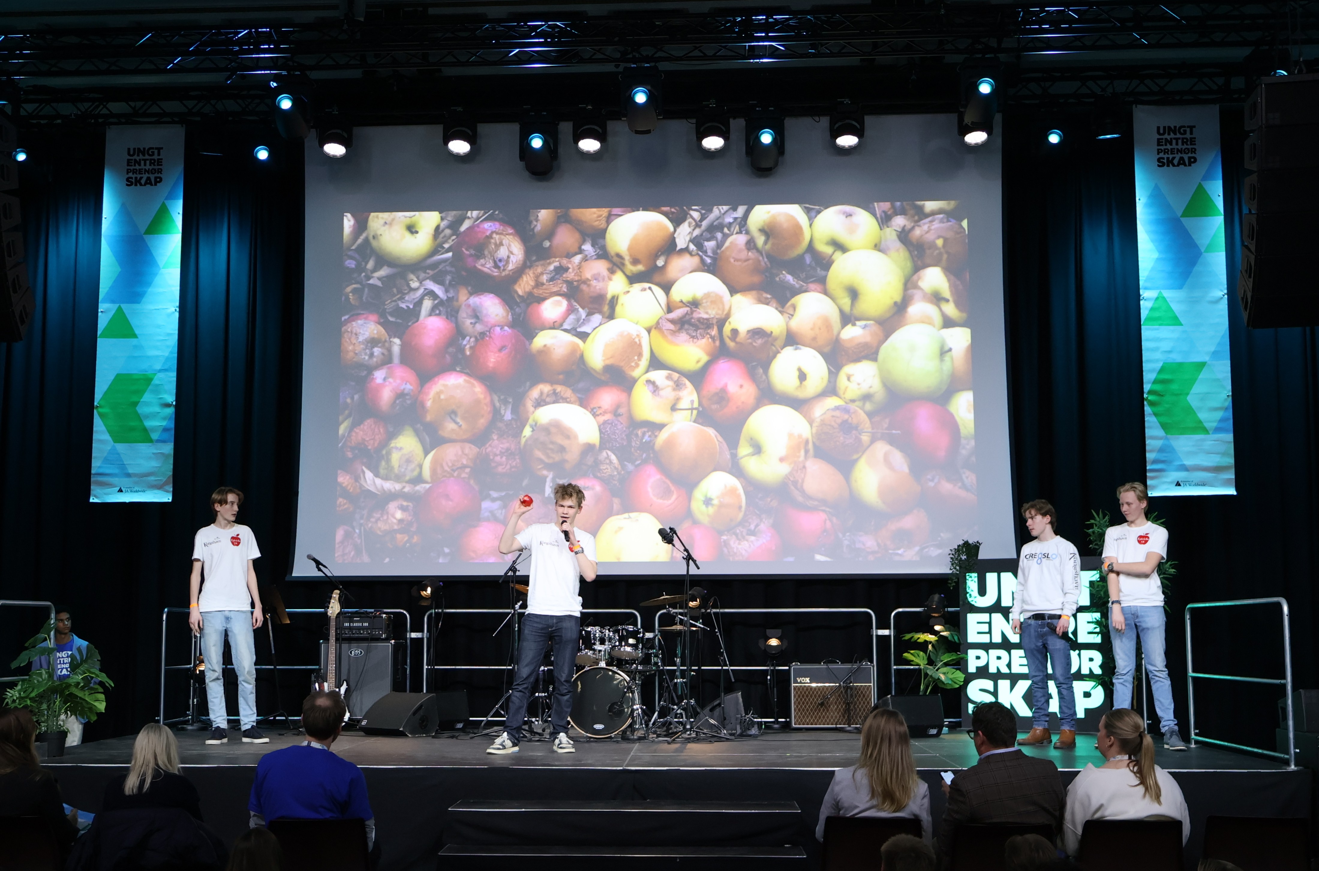 en gruppe mennesker på en scene