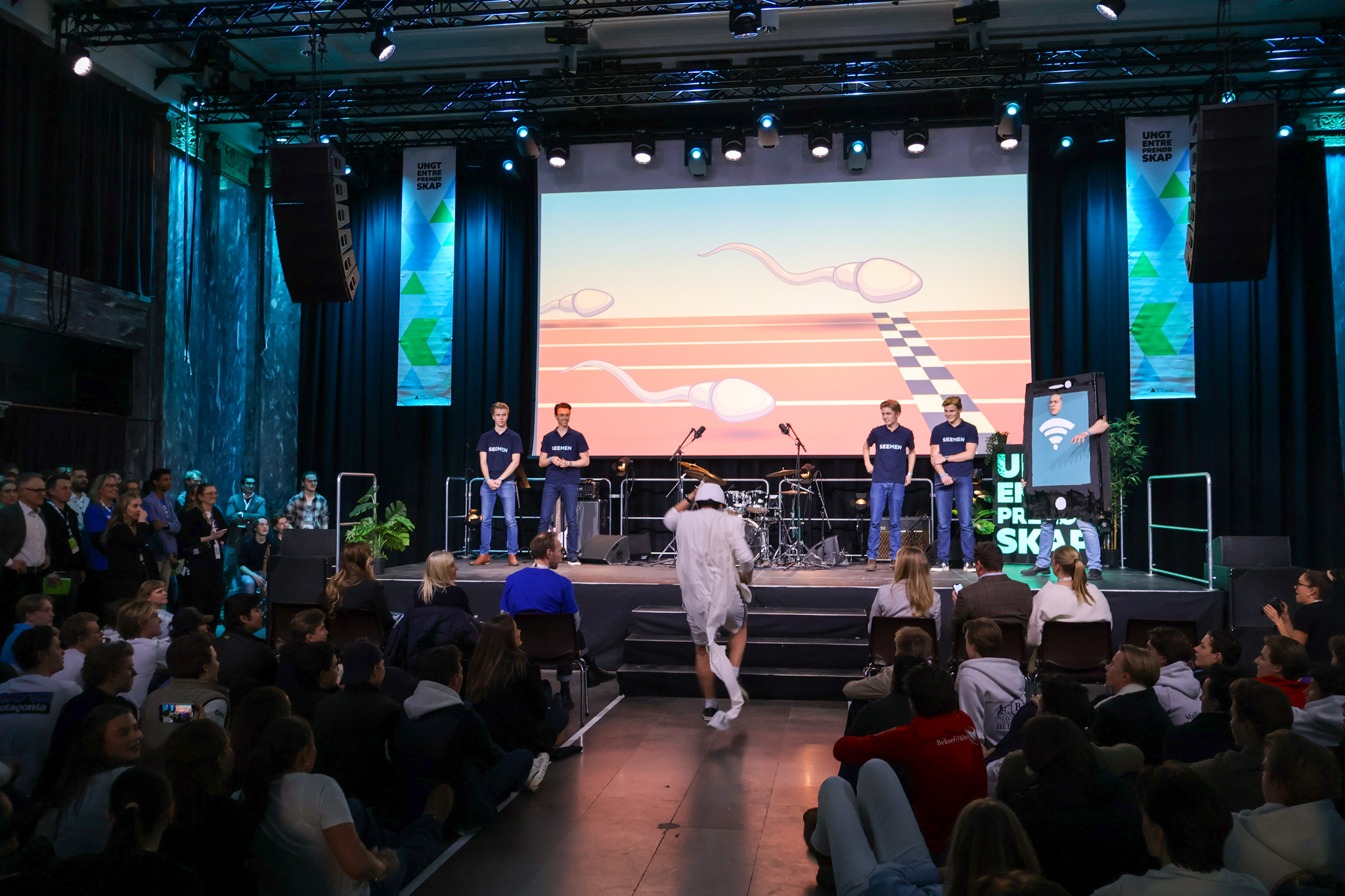 En gruppe mennesker på scenen