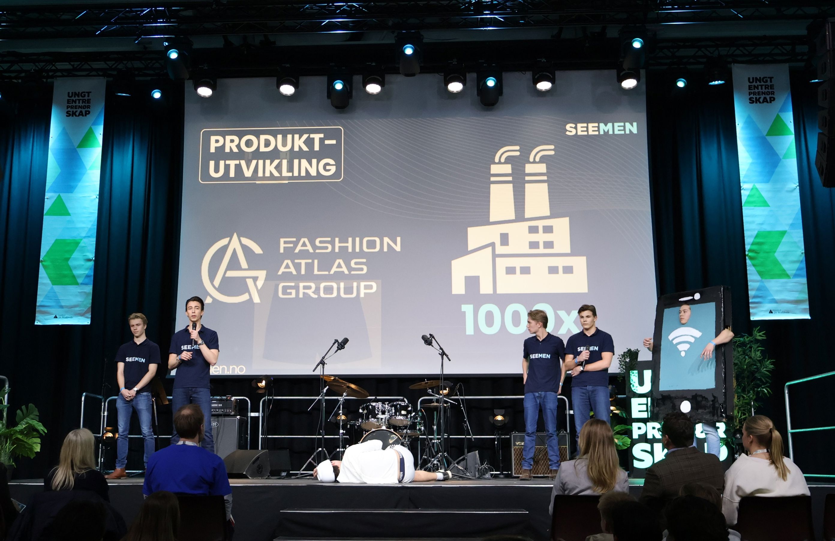 en gruppe mennesker på en scene