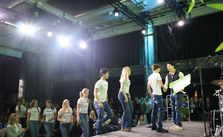 en gruppe mennesker på en scene