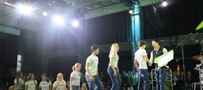 en gruppe mennesker på en scene