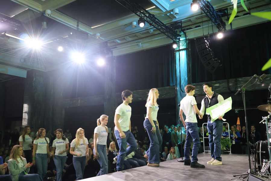 en gruppe mennesker på en scene