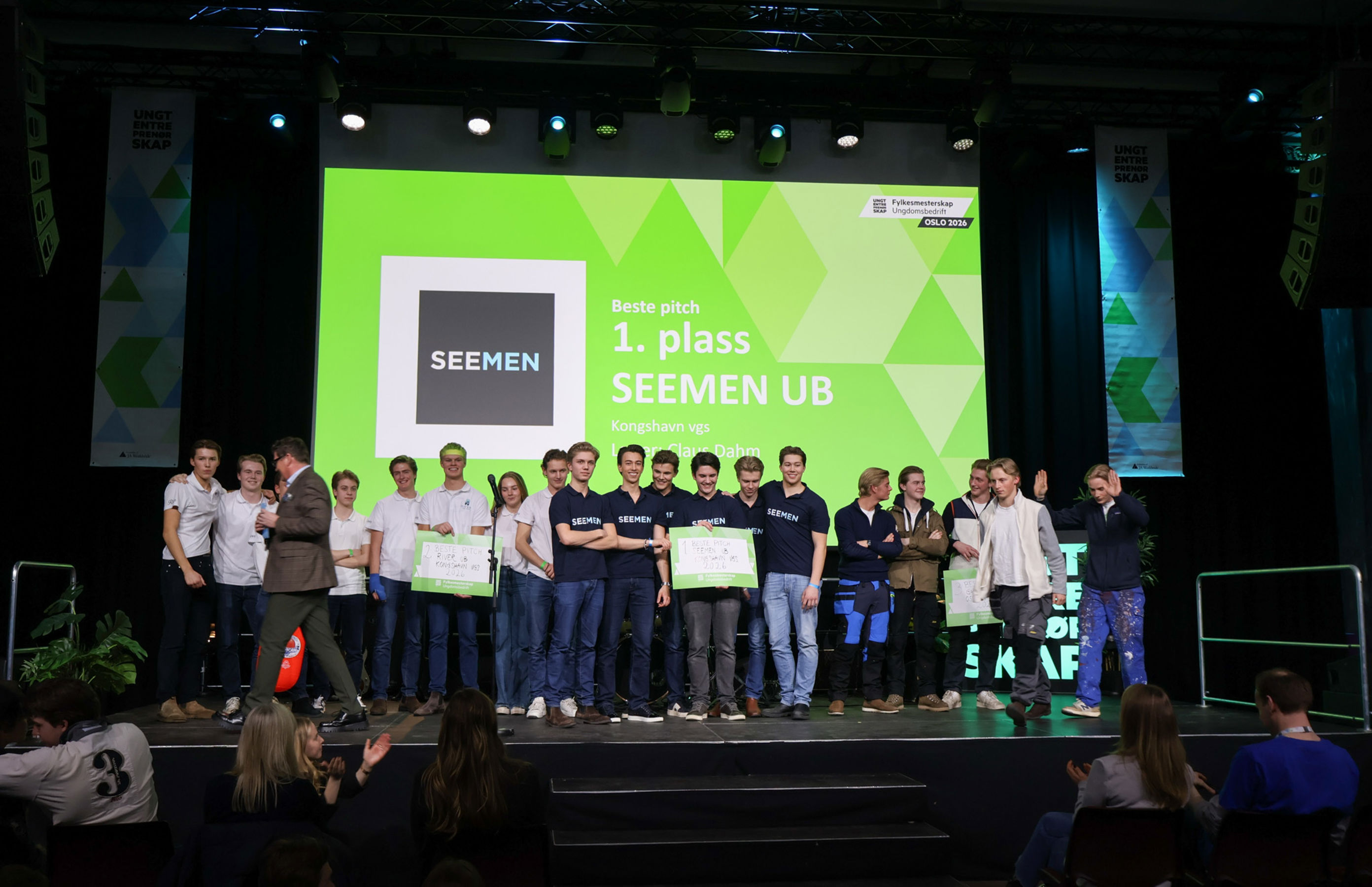 en gruppe mennesker som holder skilt