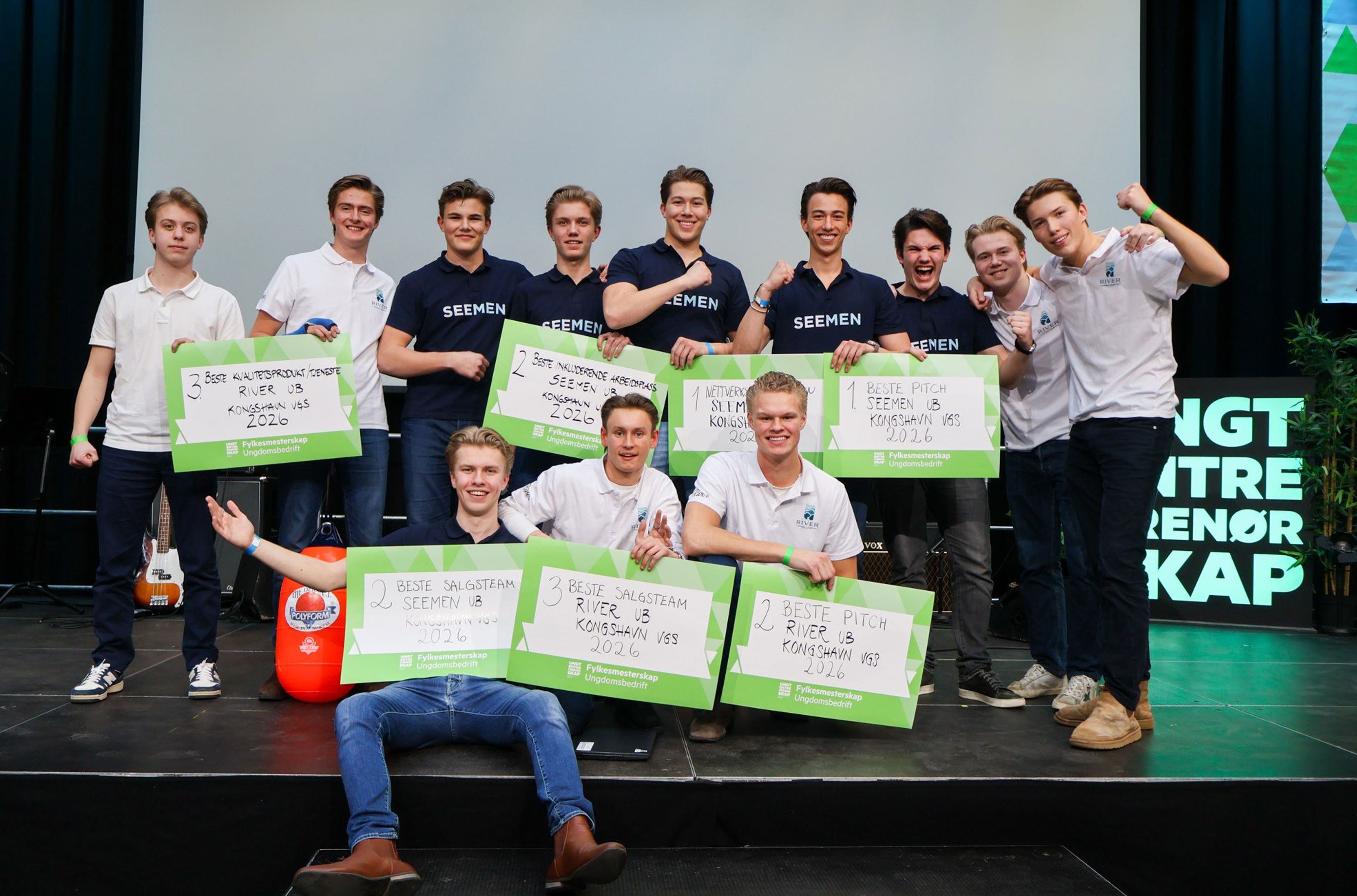 En gruppe mennesker som holder grønne skilt