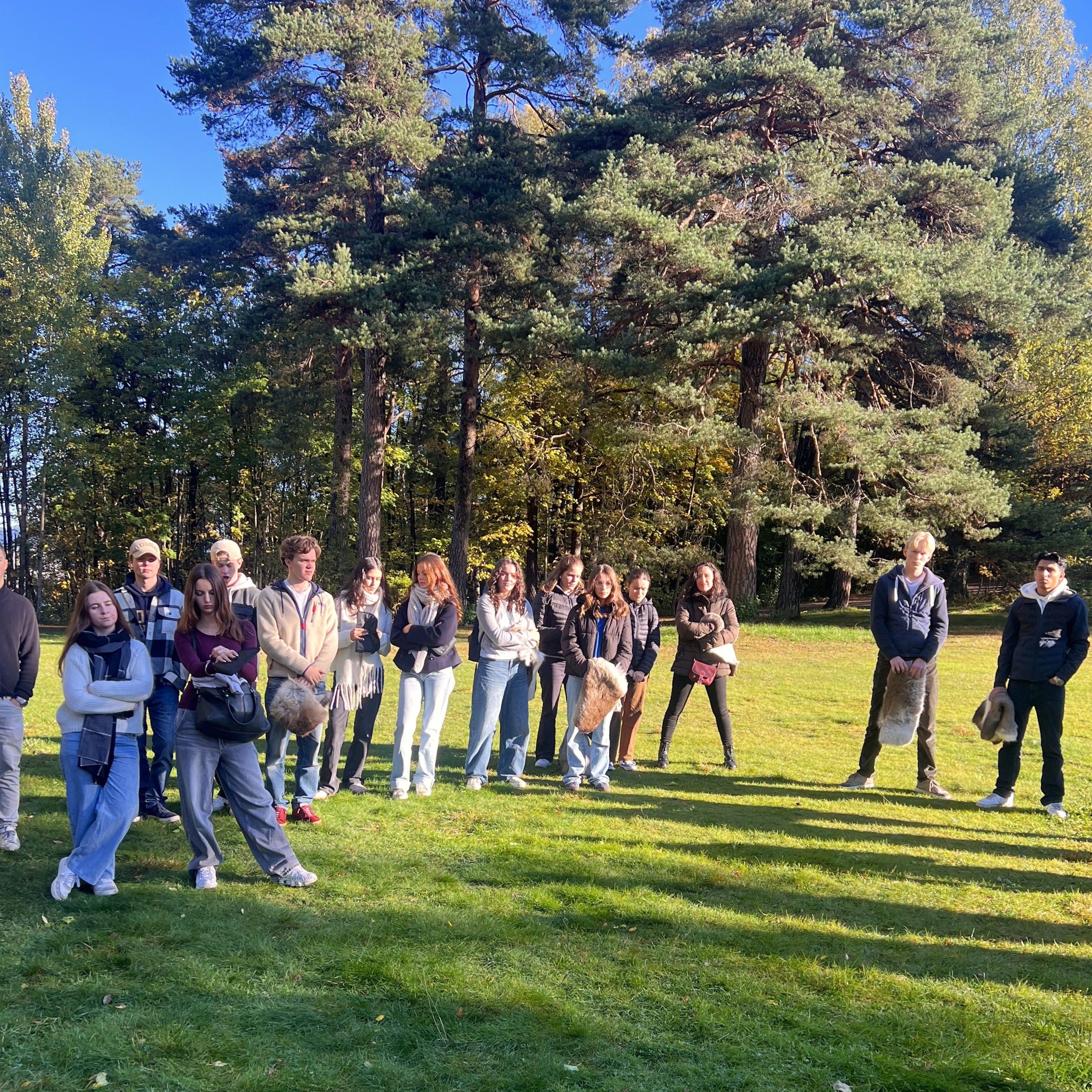 En gruppe mennesker som står i en park