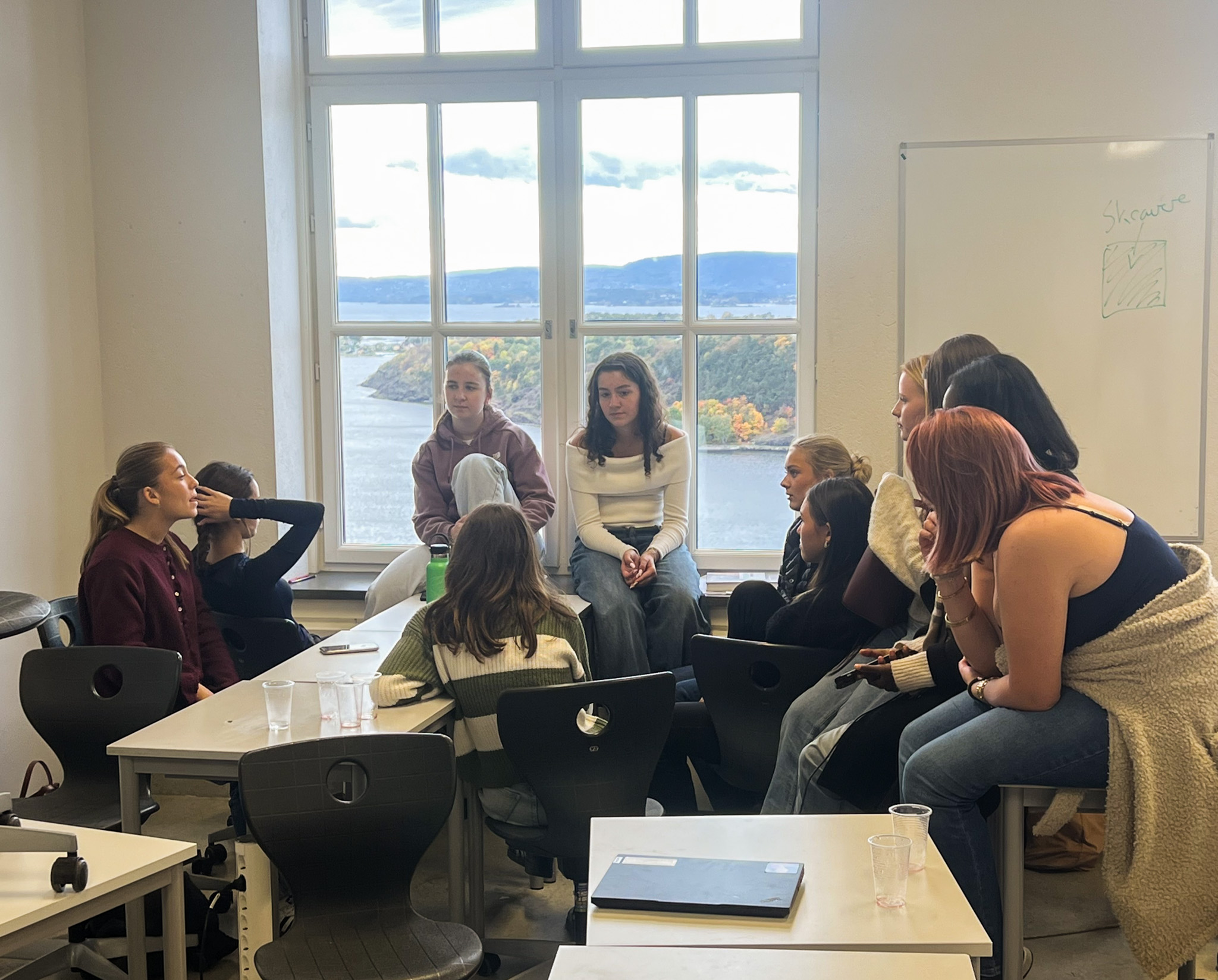 en gruppe mennesker som sitter i et rom