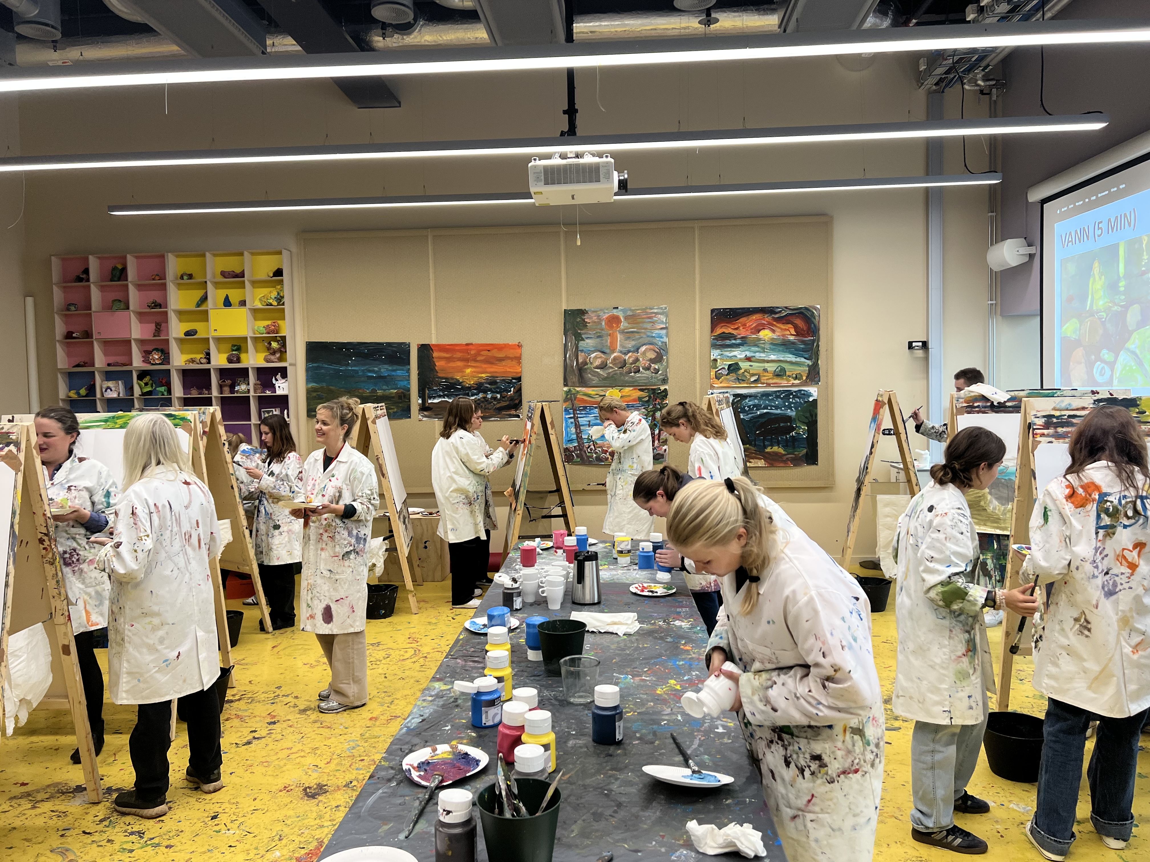 en gruppe personer i et rom