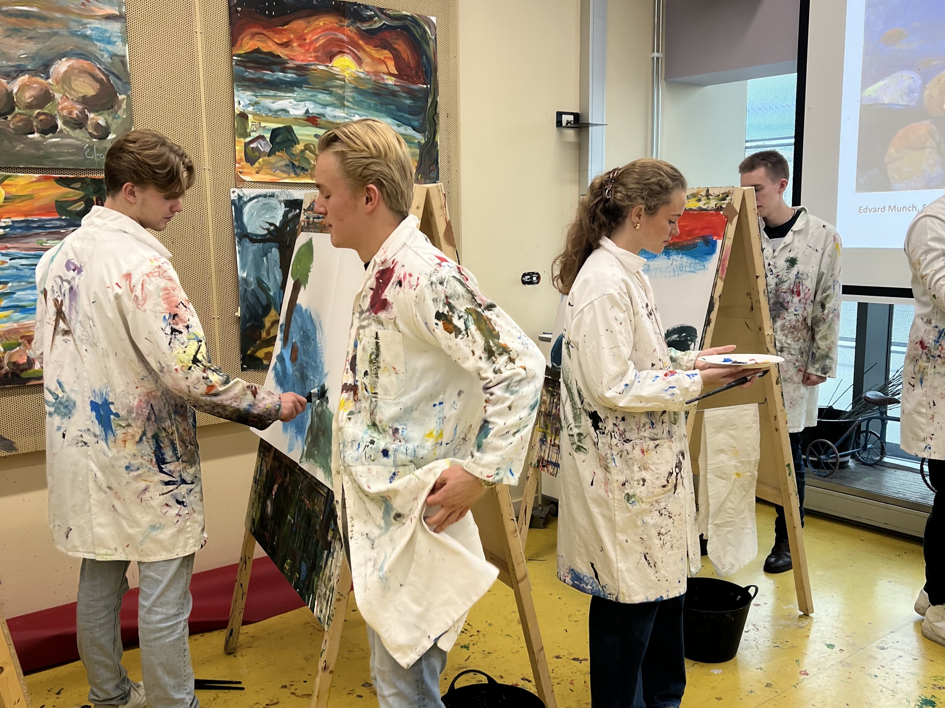 en gruppe personer i et rom