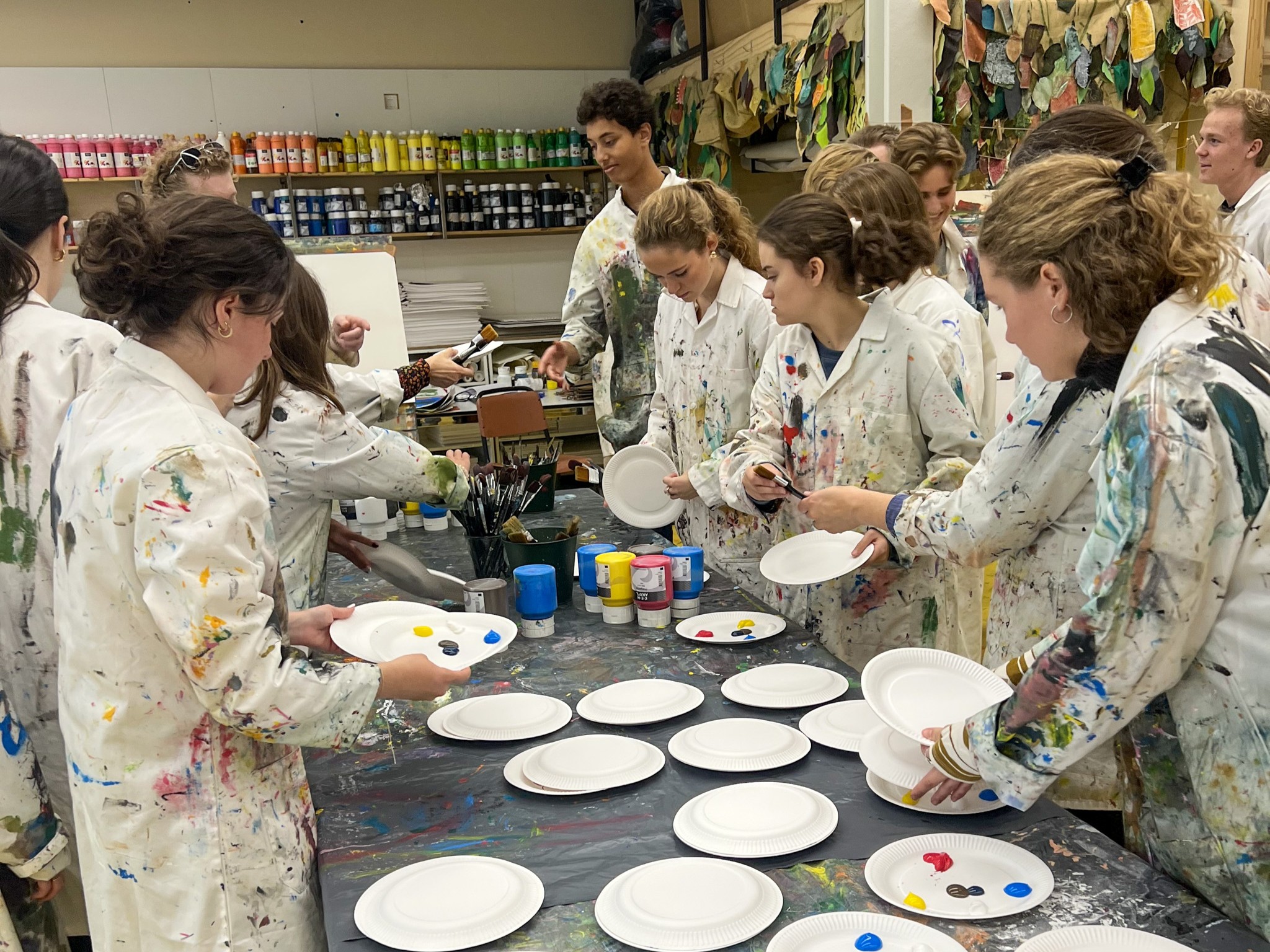 En gruppe mennesker som serverer mat