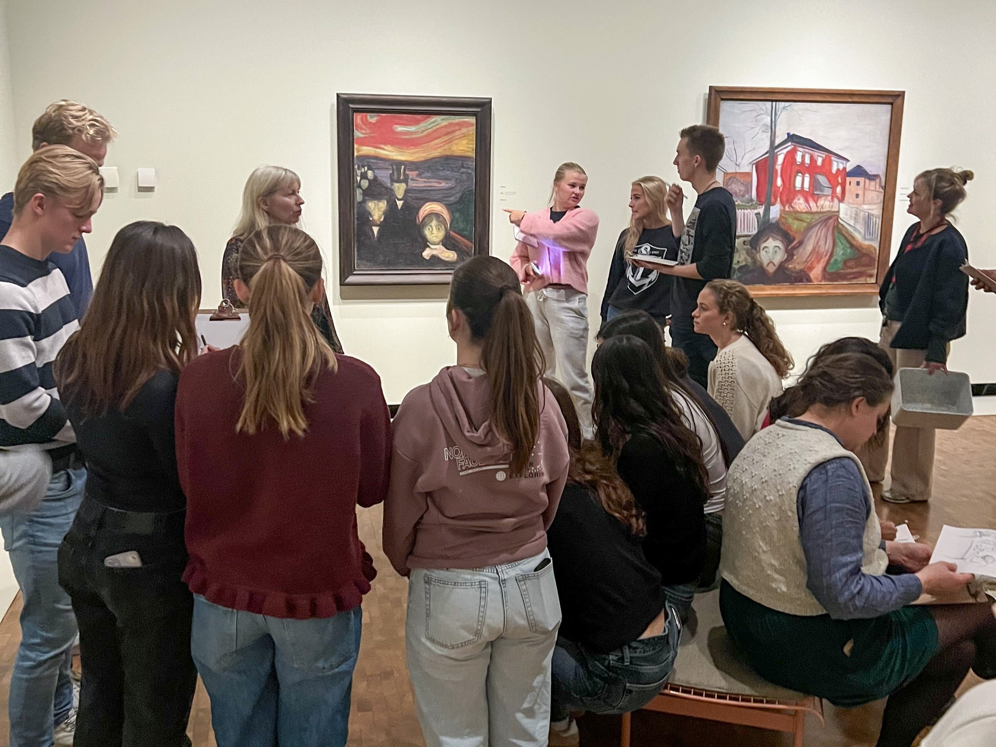 en gruppe personer i et rom