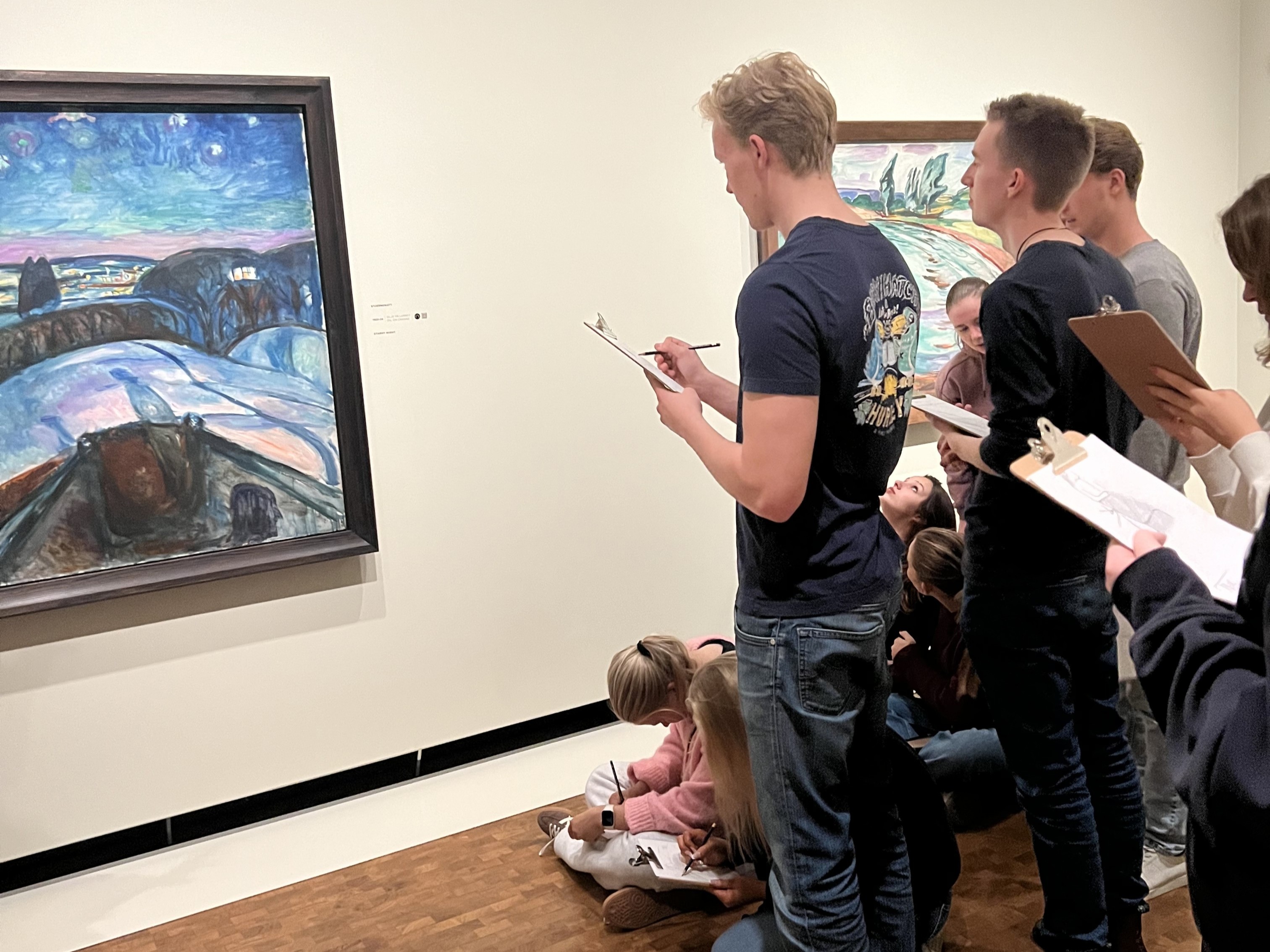 En gruppe personer som ser på en skjerm