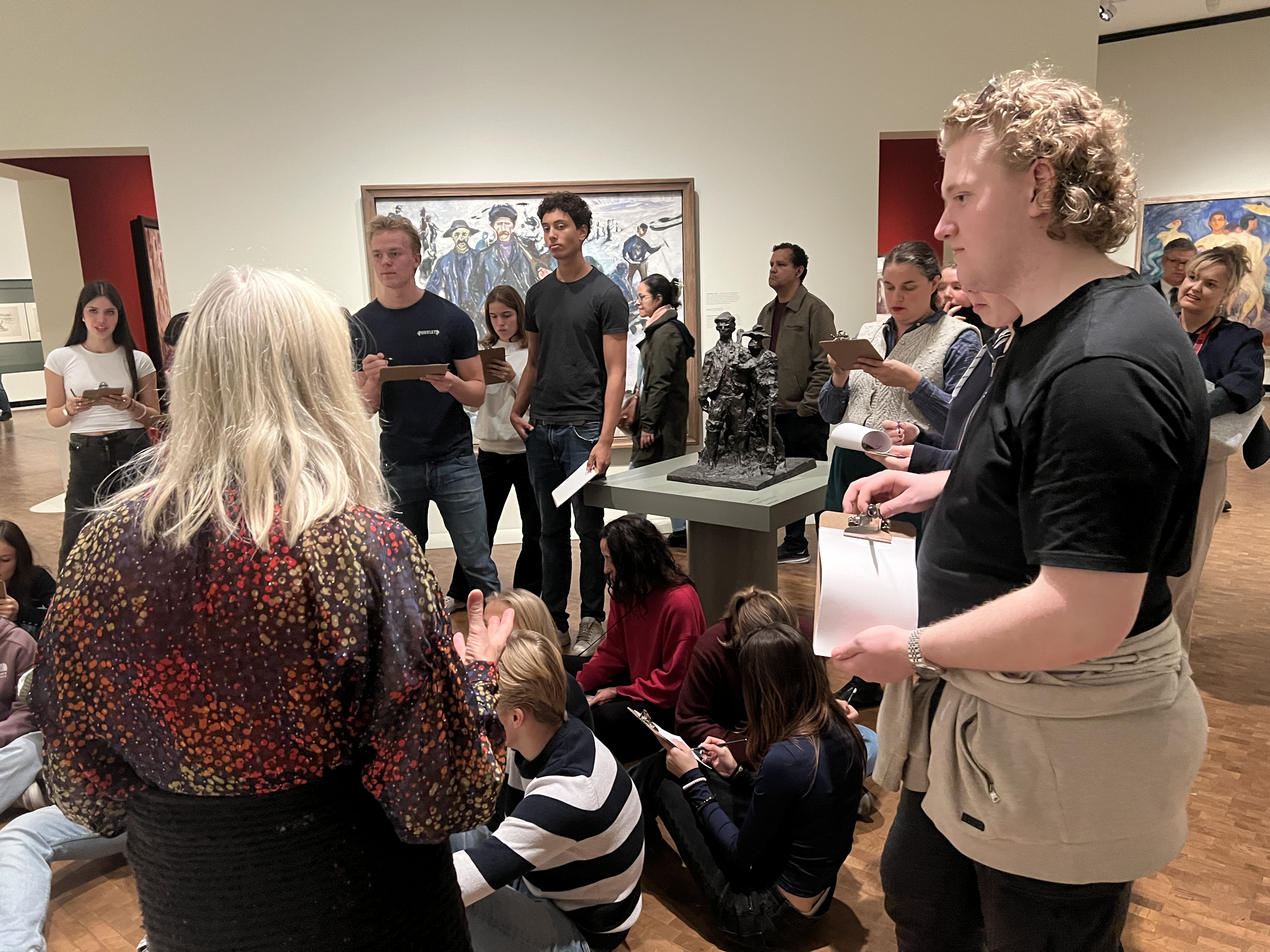 en gruppe personer i et rom