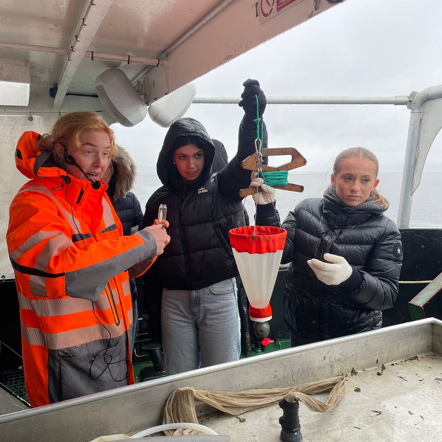 En gruppe mennesker på en fabrikk