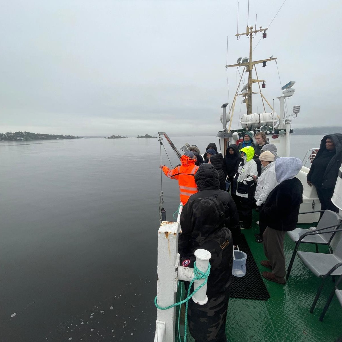 En gruppe mennesker på en båt