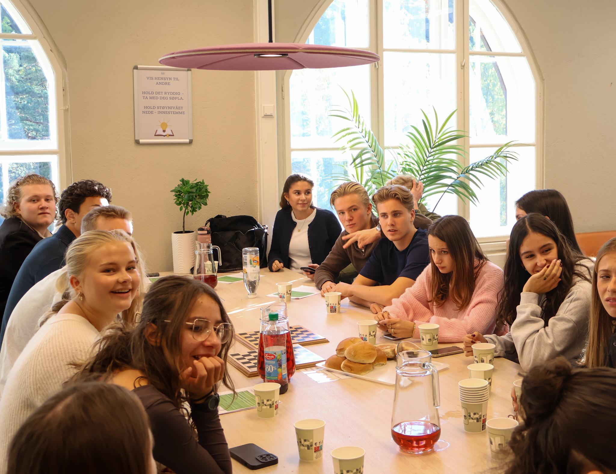 en gruppe mennesker som sitter rundt et bord