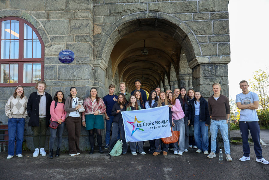 en gruppe mennesker som poserer for et bilde