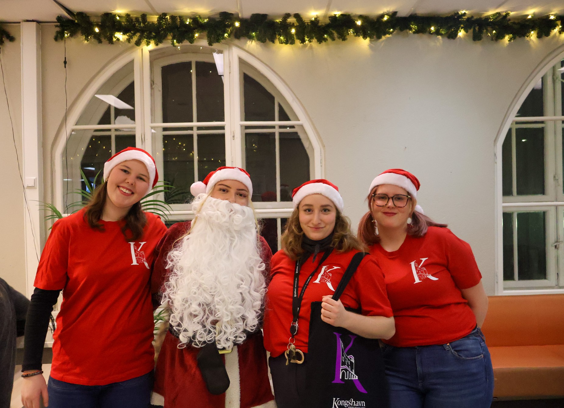 En gruppe personr med nisseluer