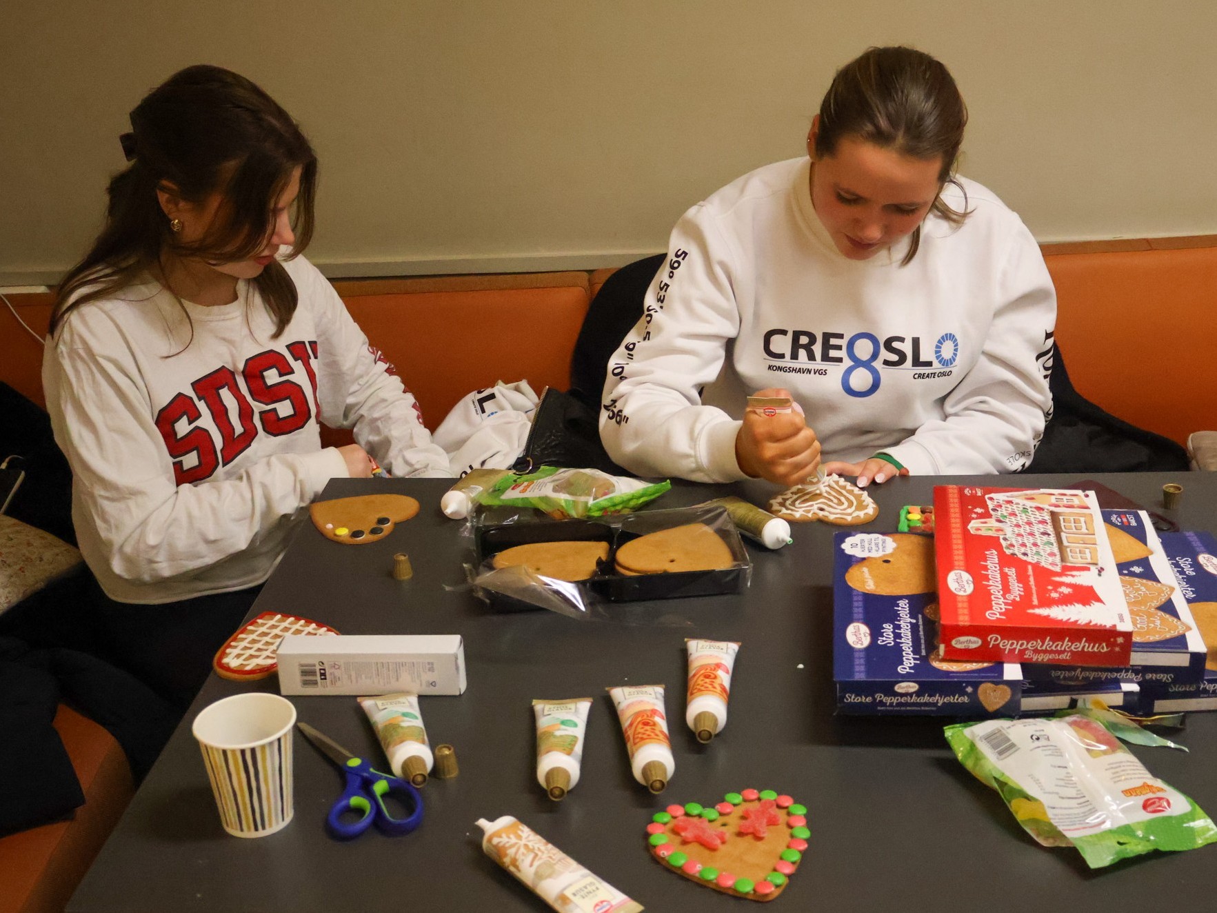 Et par personer som spiller brettspill