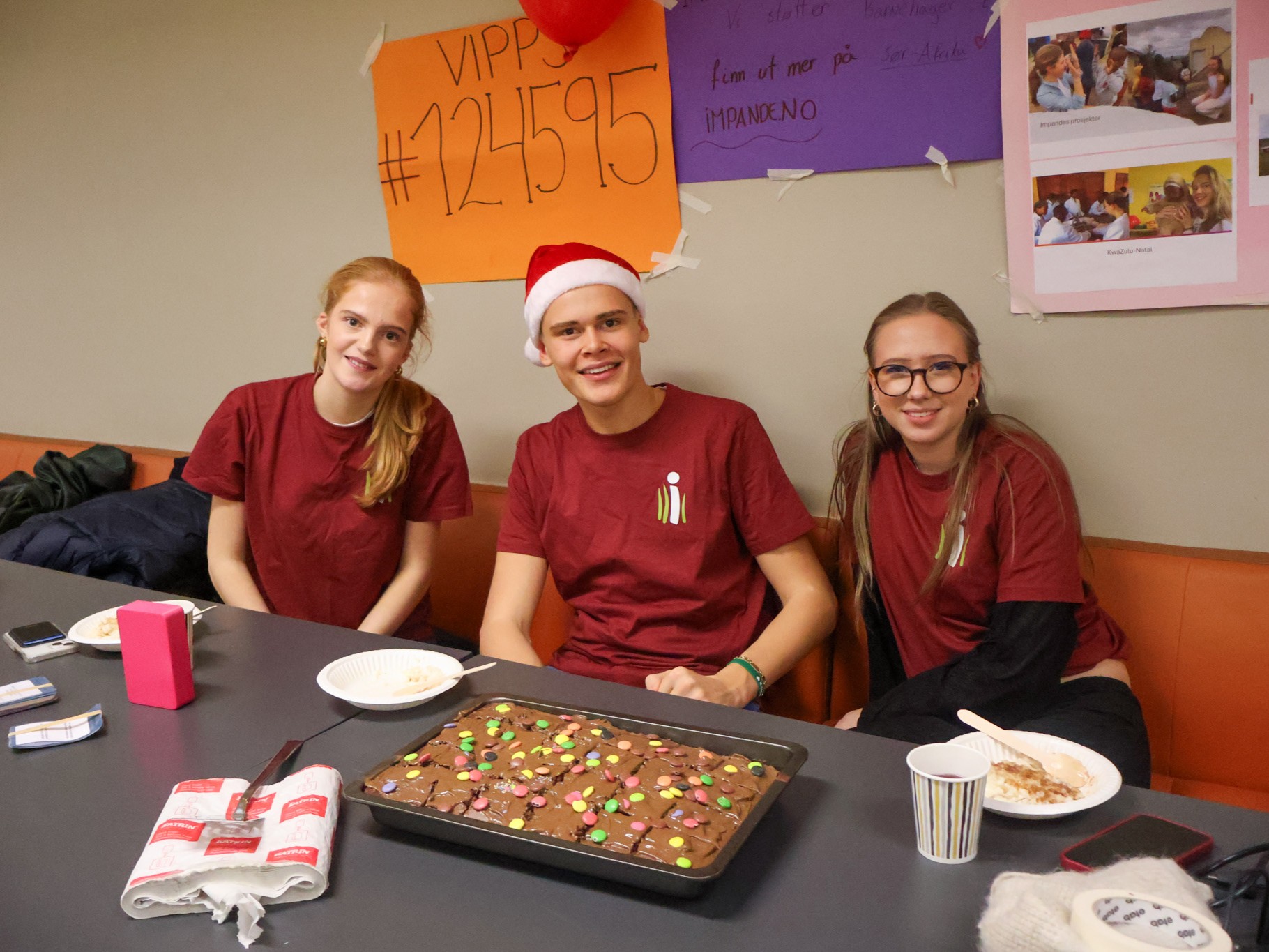 En gruppe mennesker som sitter ved et bord med mat