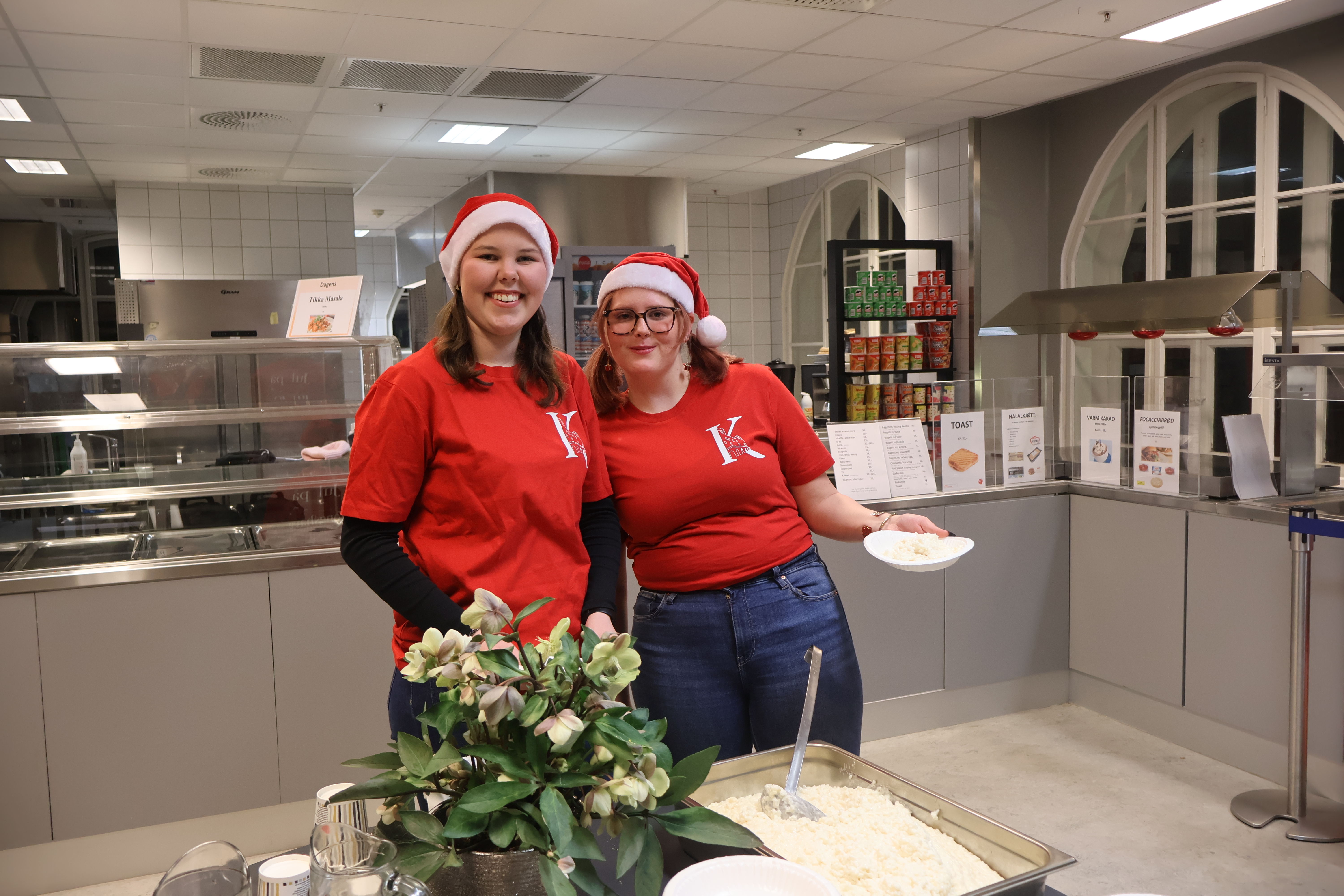 Et par personr på et kjøkken