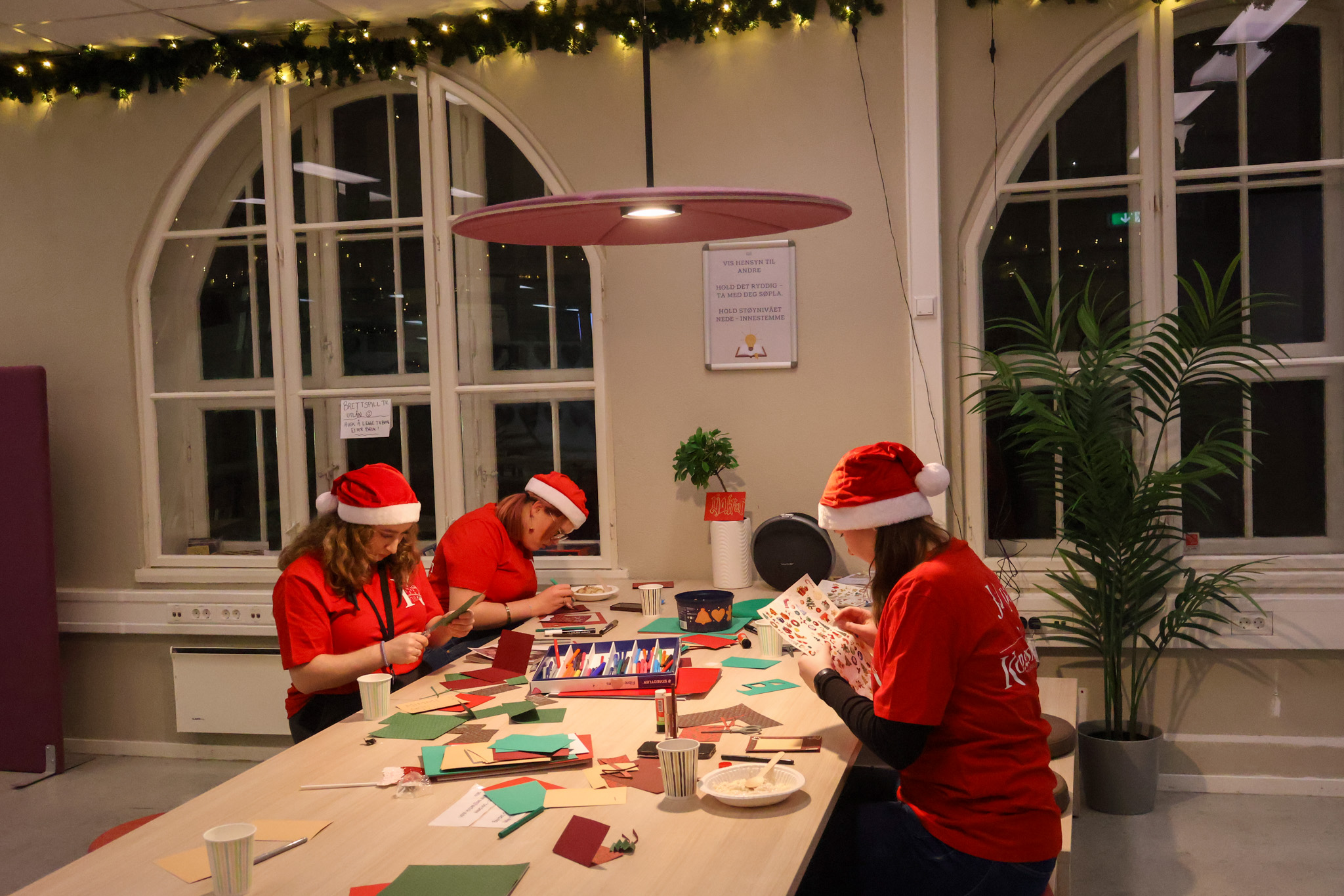 En gruppe mennesker med hatter