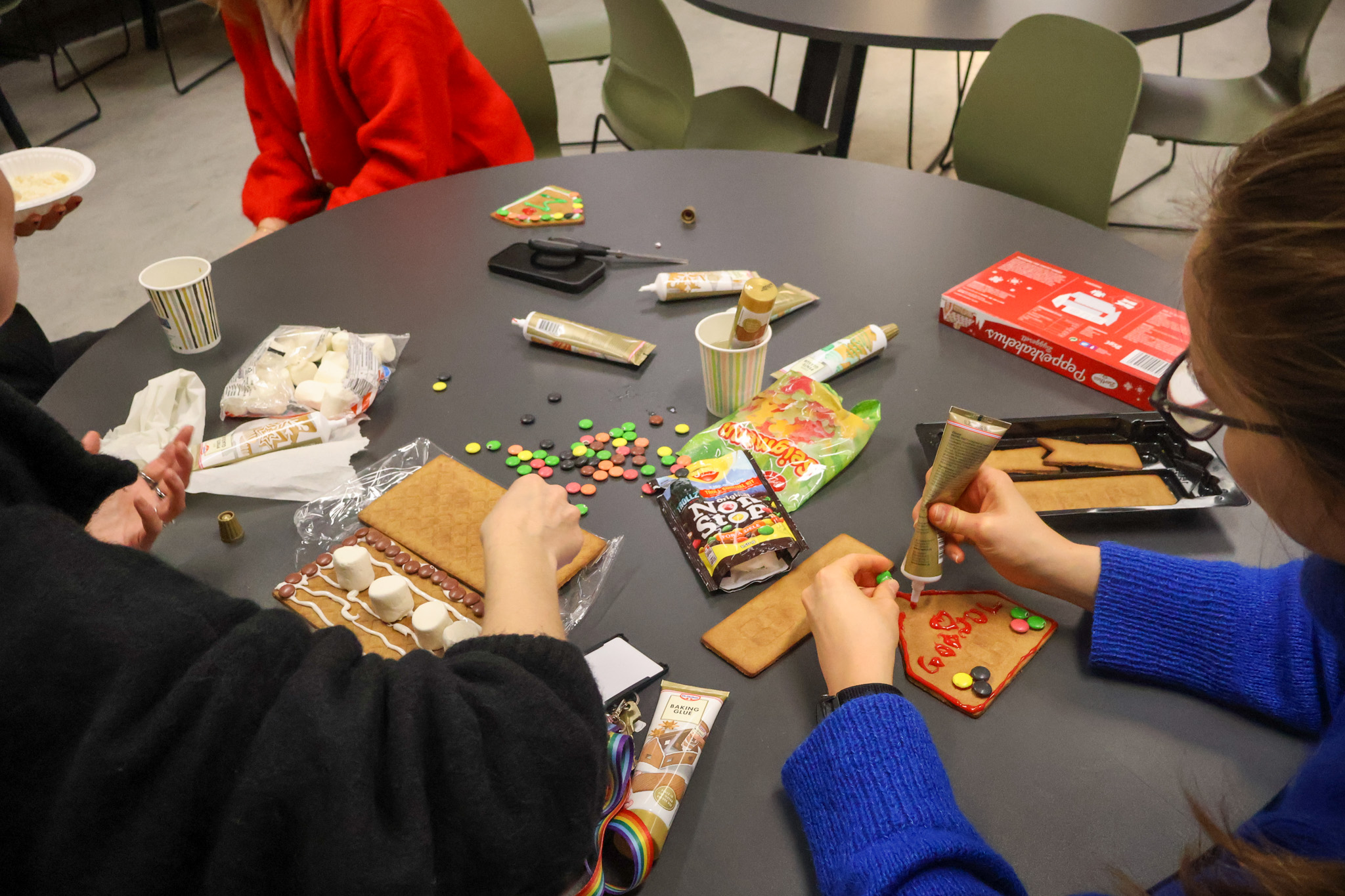 en gruppe mennesker som sitter rundt et bord med mat på