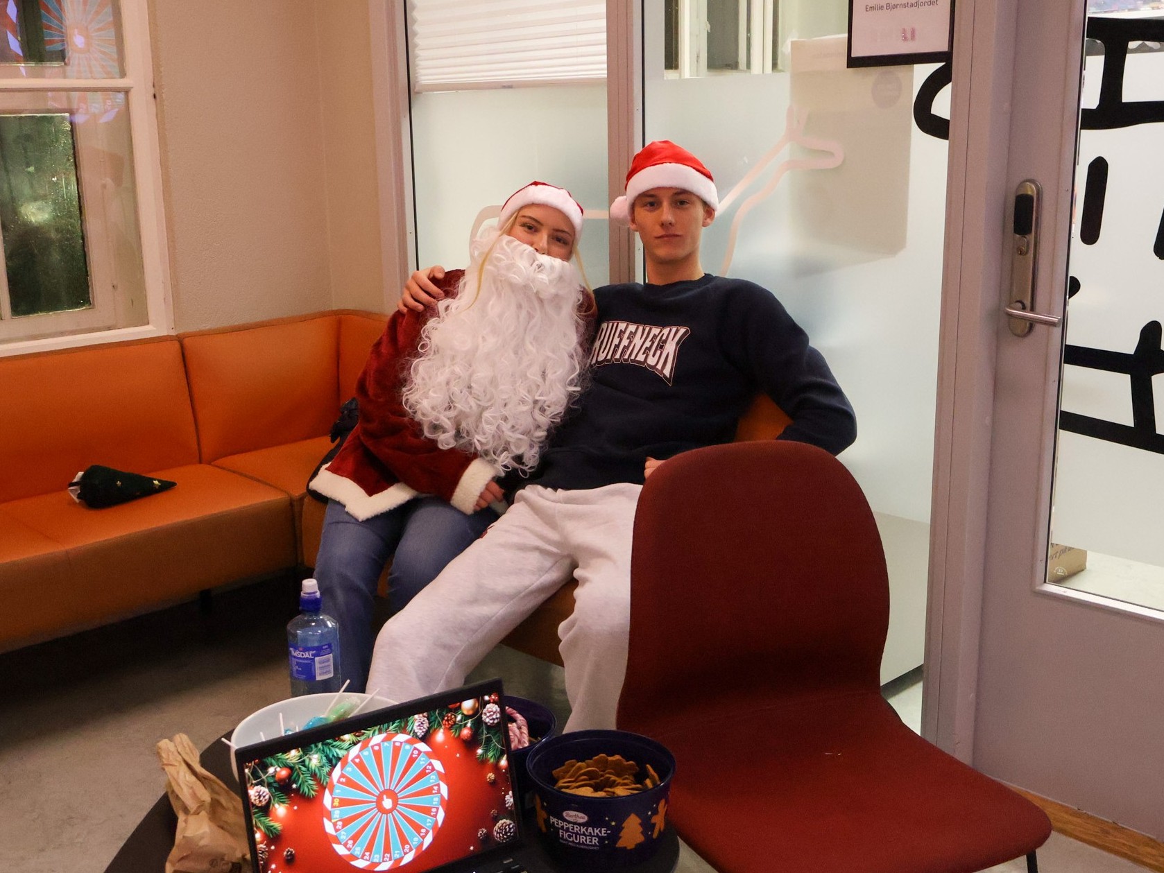 en person og en person som sitter i en sofa