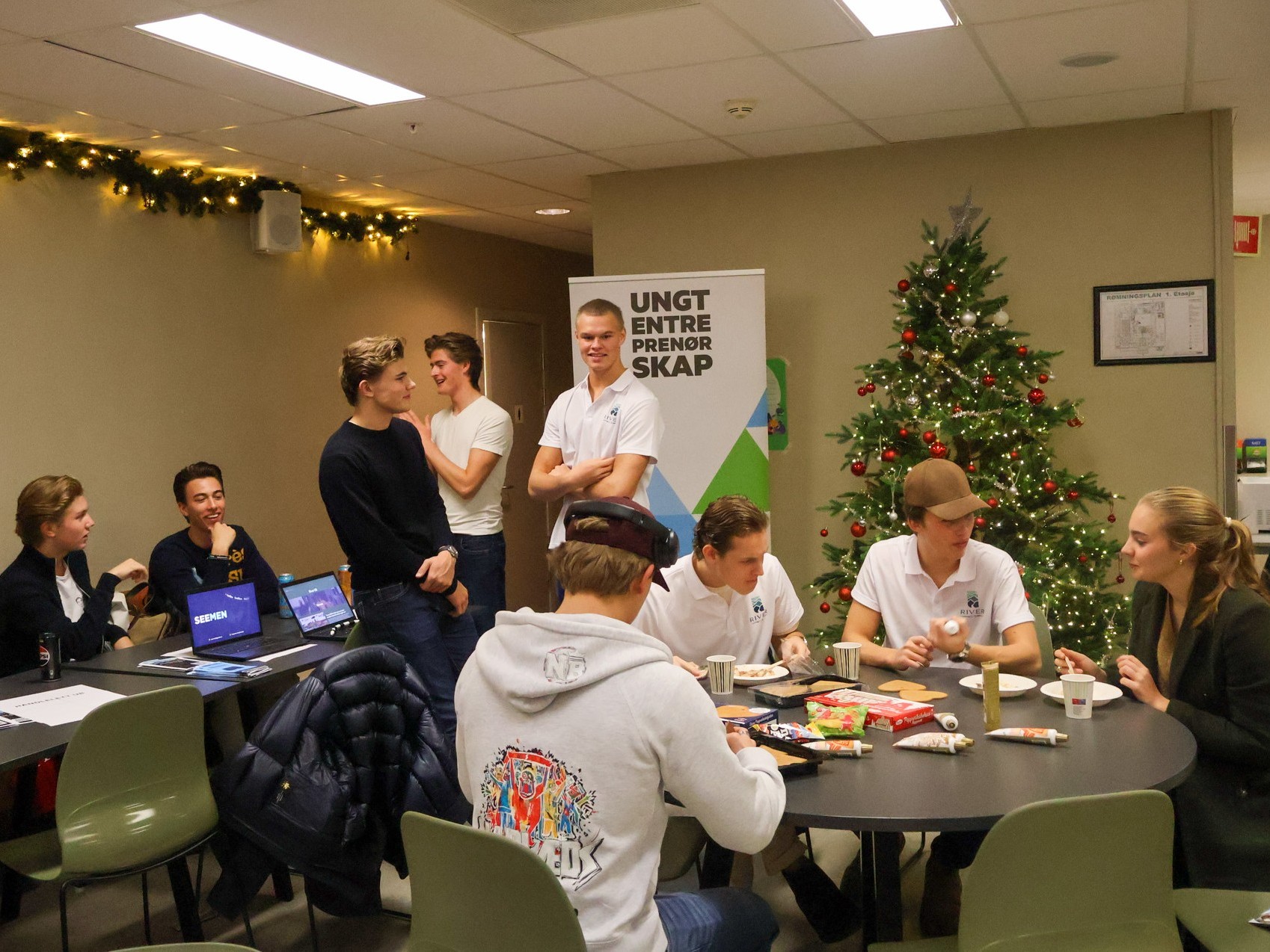 en gruppe mennesker i et rom