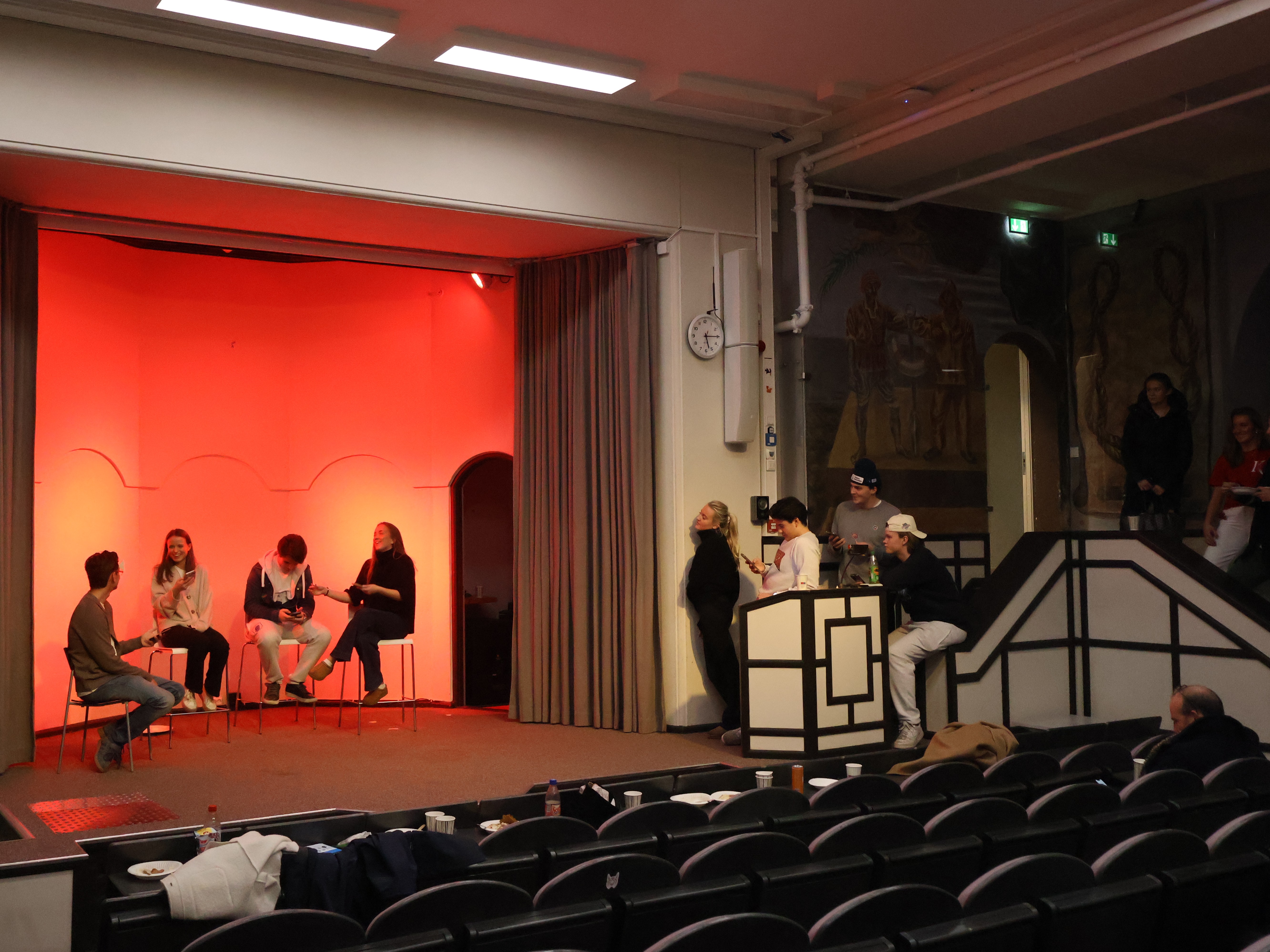 en gruppe mennesker på en scene