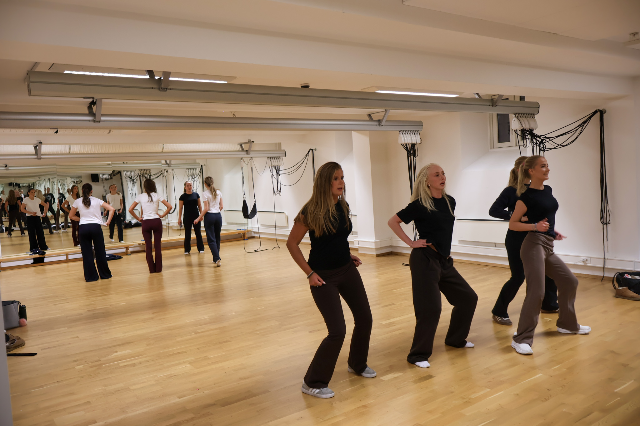 en gruppe mennesker som trener